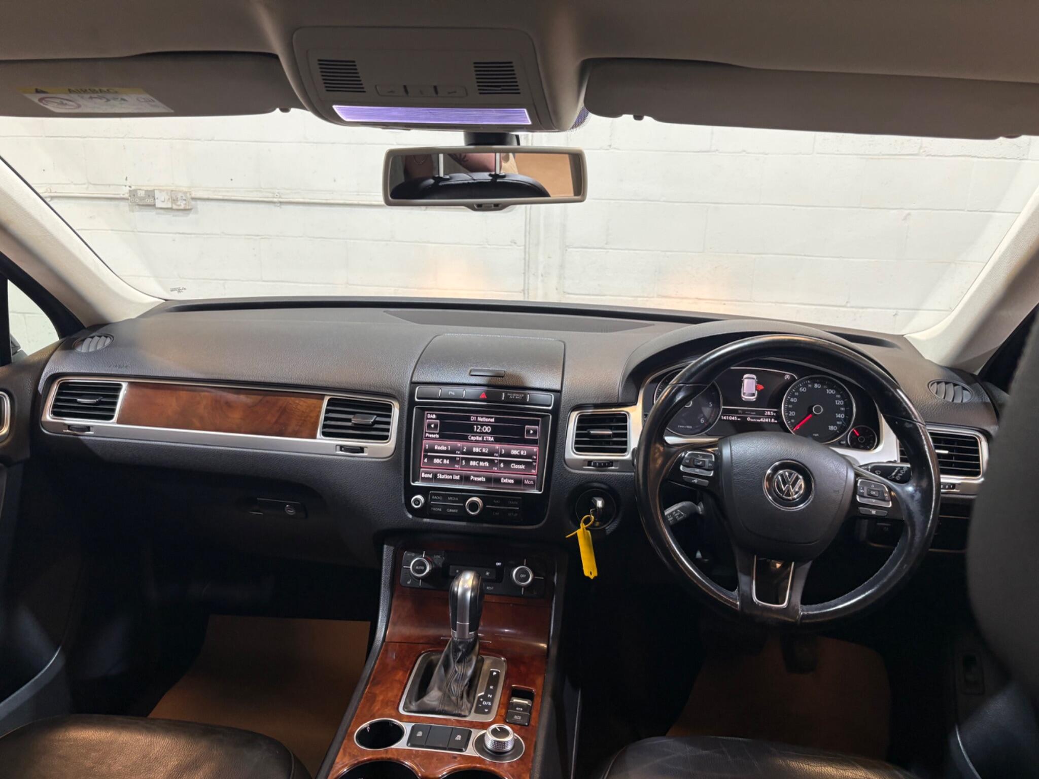 Volkswagen Touareg view 3
