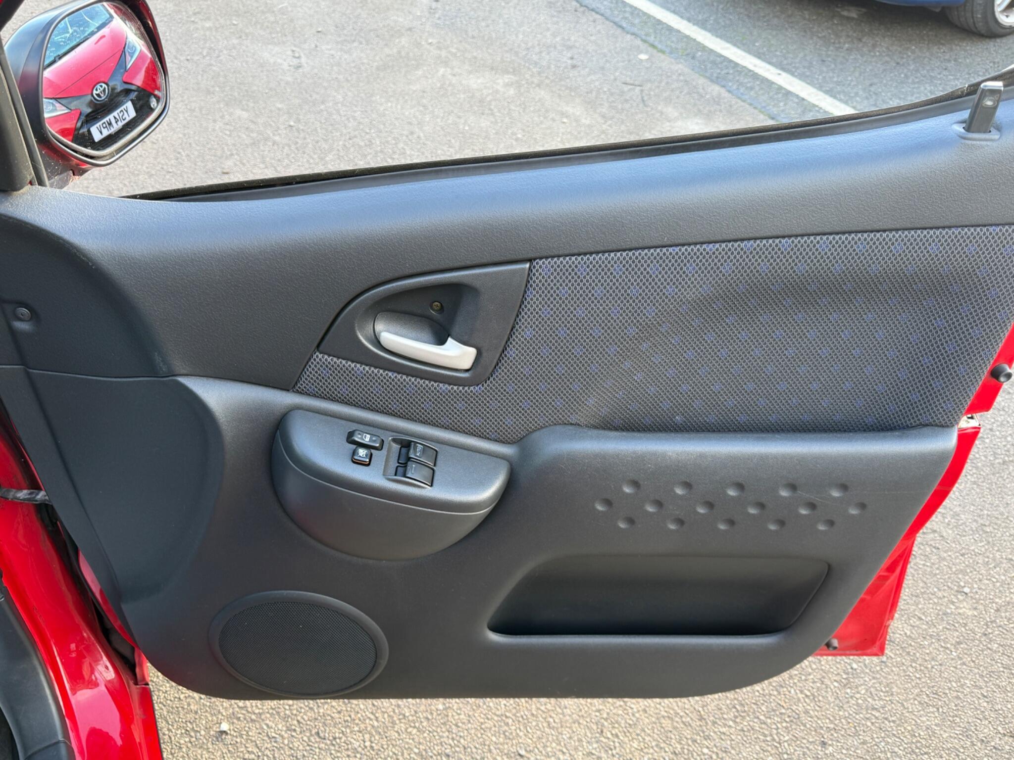 Toyota Yaris Verso - Image 26