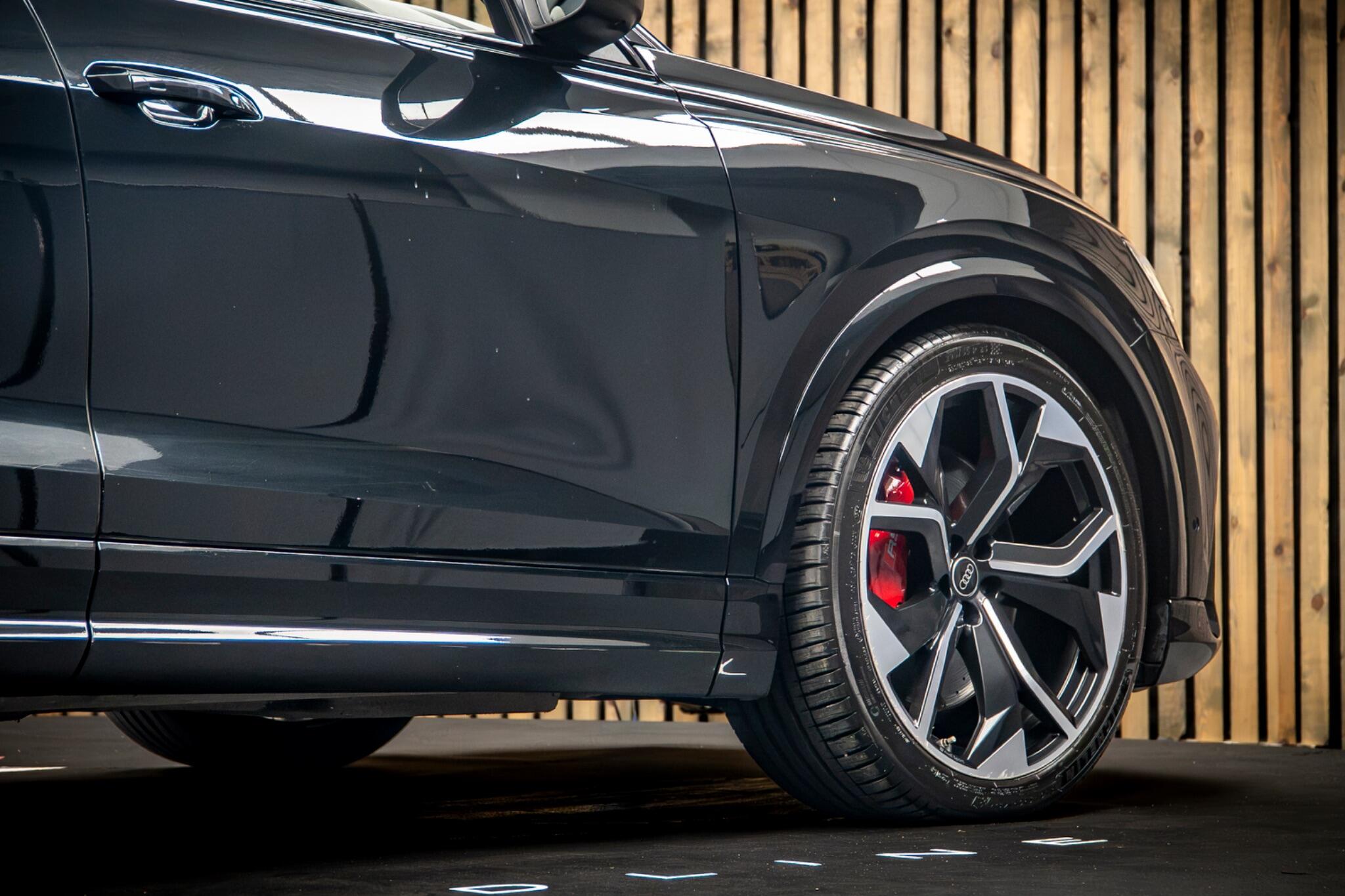 Audi RS Q8 view 14