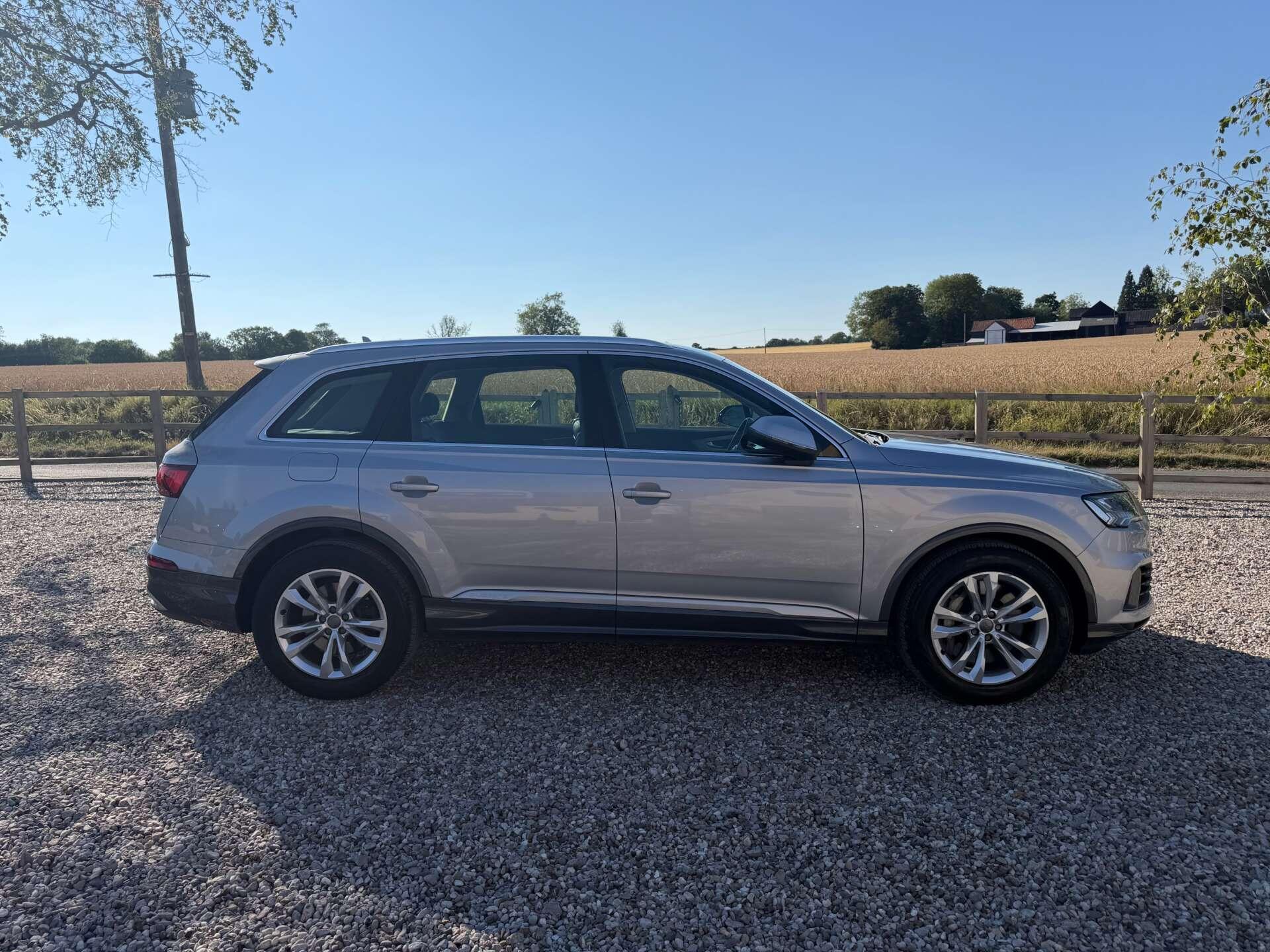 Audi Q7 view 5