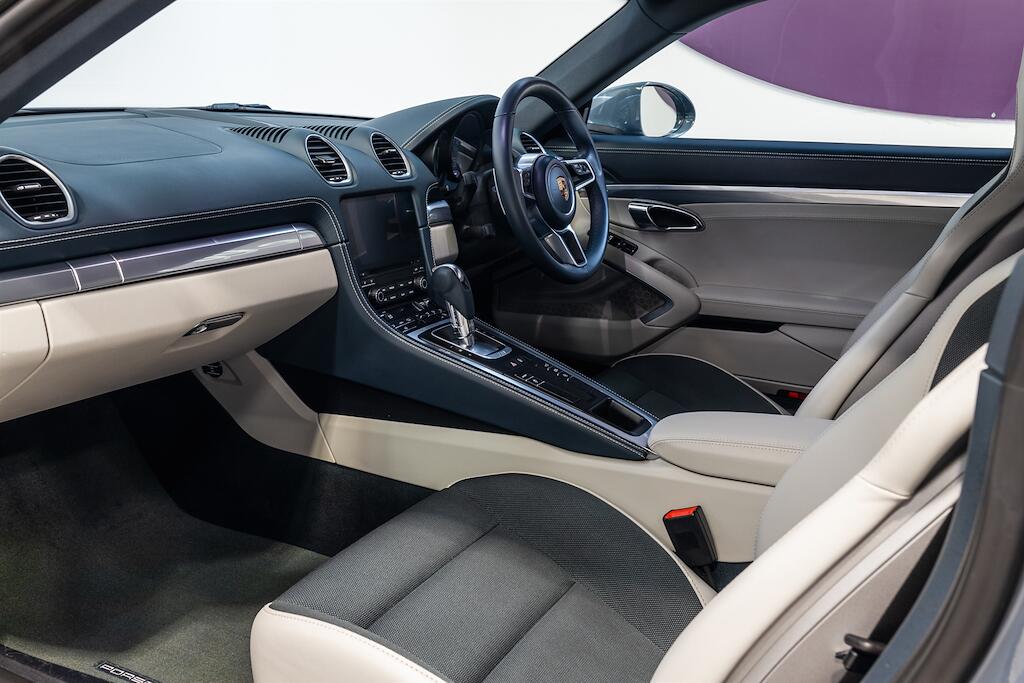 Porsche Cayman view 9