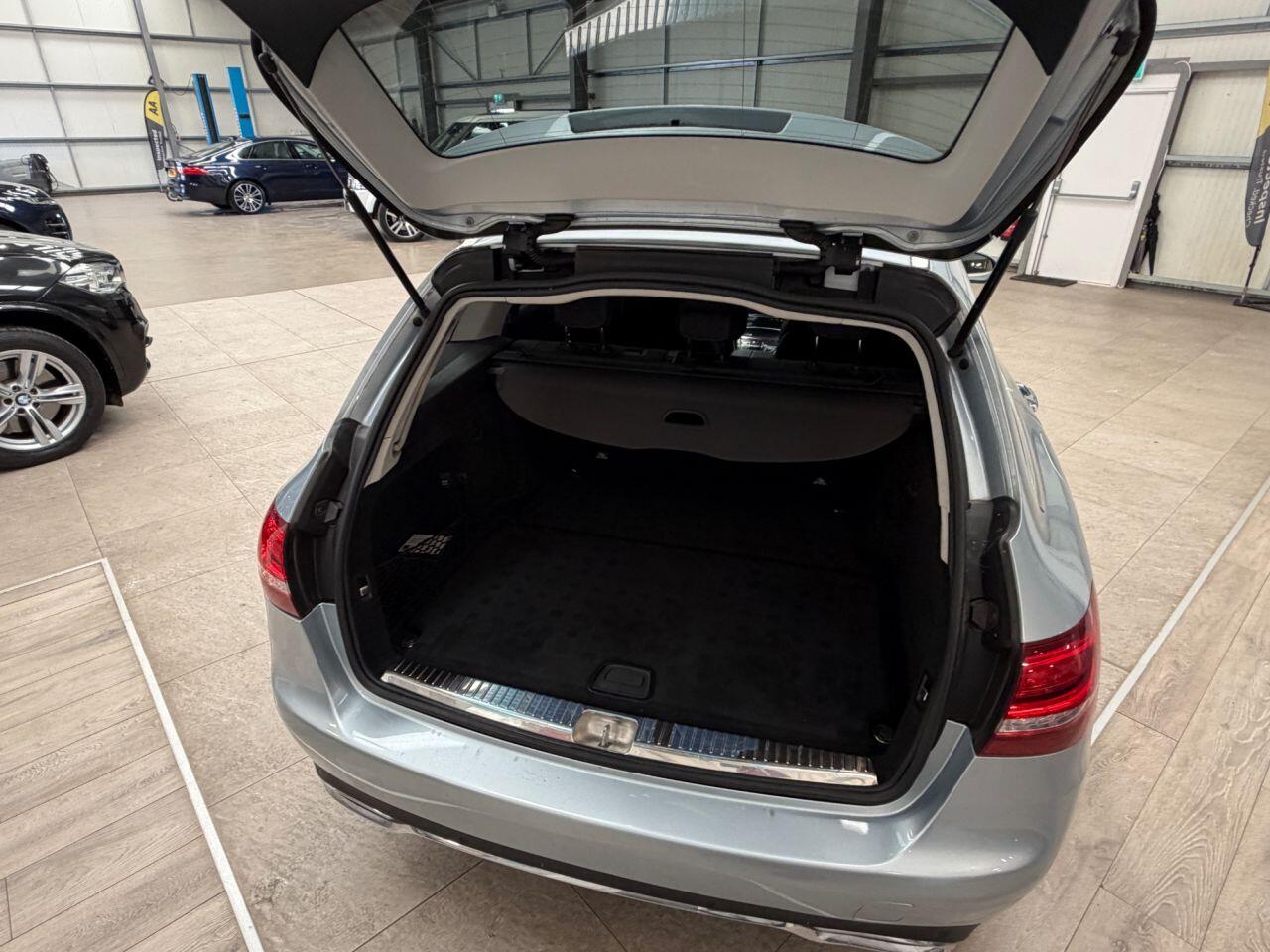 Mercedes-Benz C Class view 21