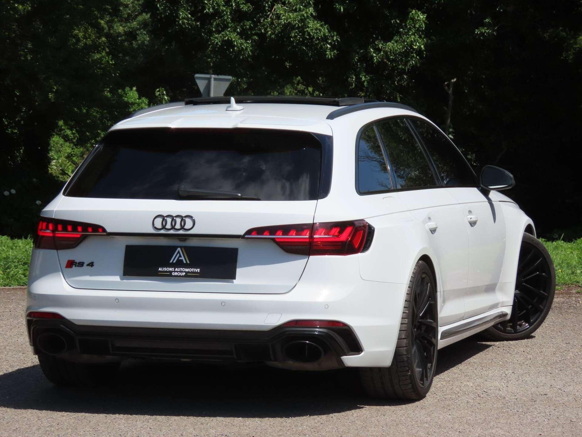 Audi RS4 view 4