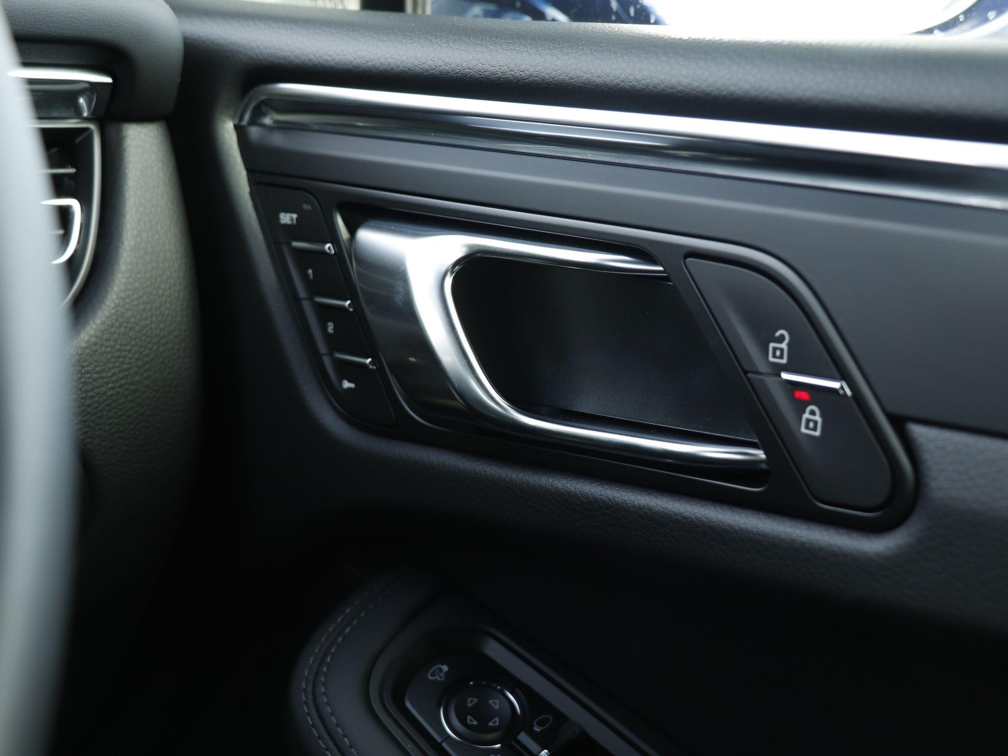Porsche Macan view 20