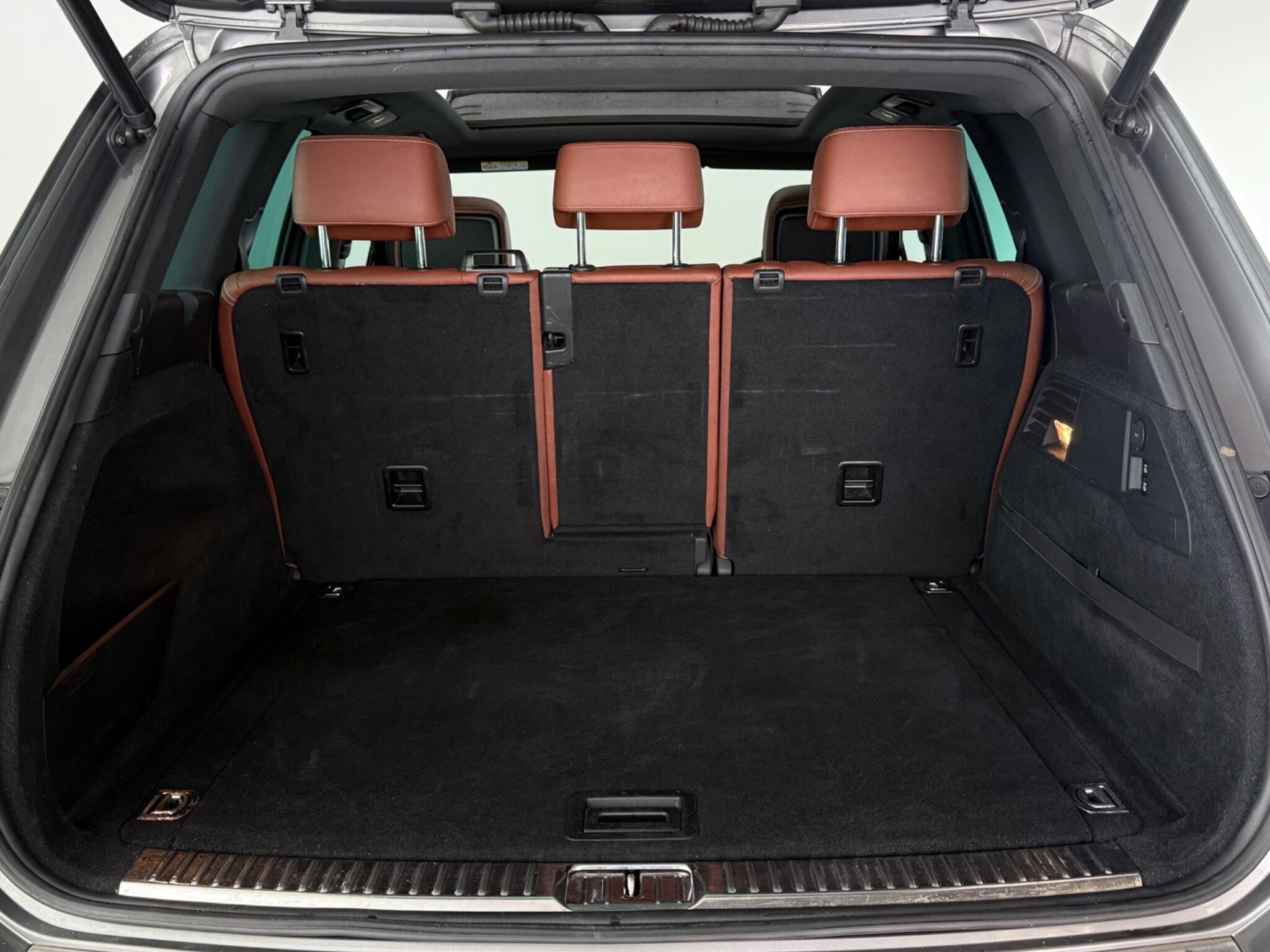 Volkswagen Touareg view 10