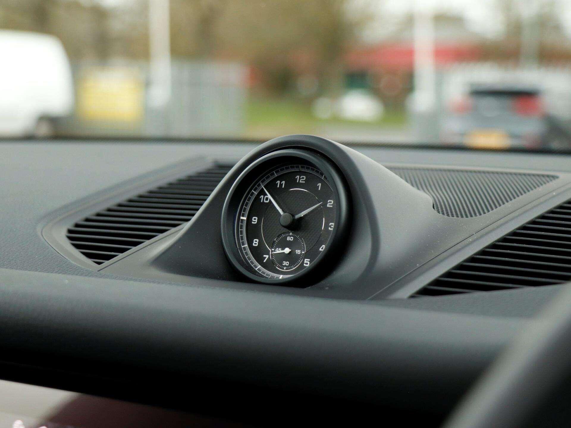 Porsche Macan view 14
