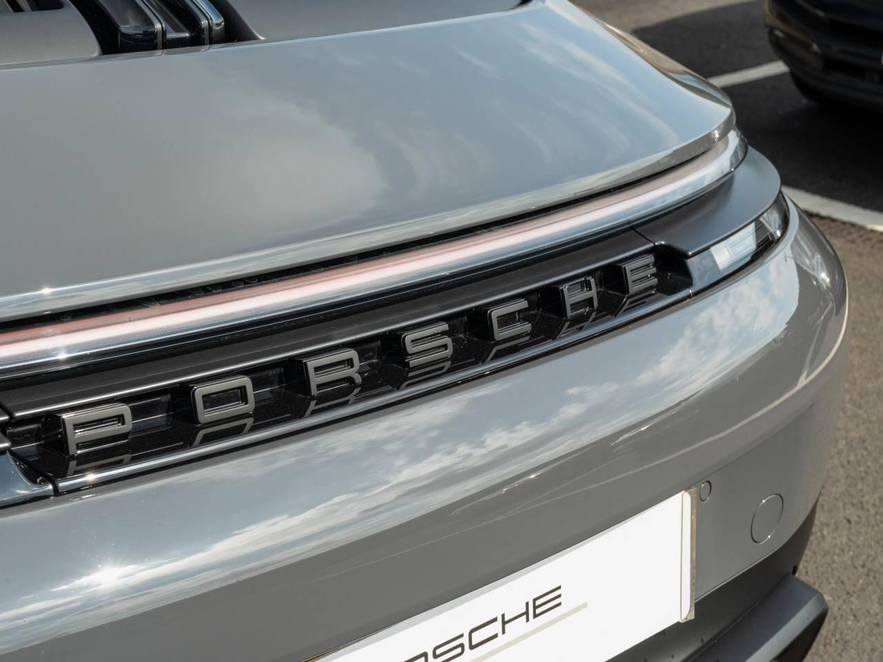 Porsche 911 view 8