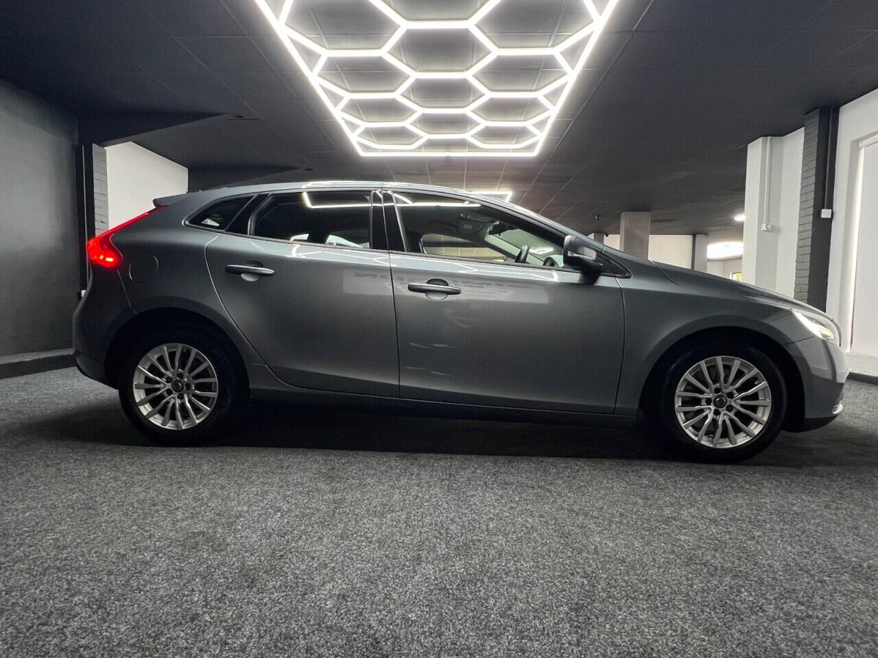 Volvo V40 view 15