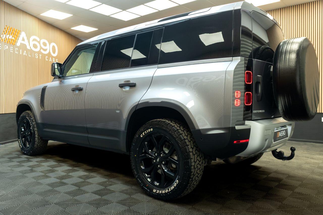 Land Rover Defender 110 view 5