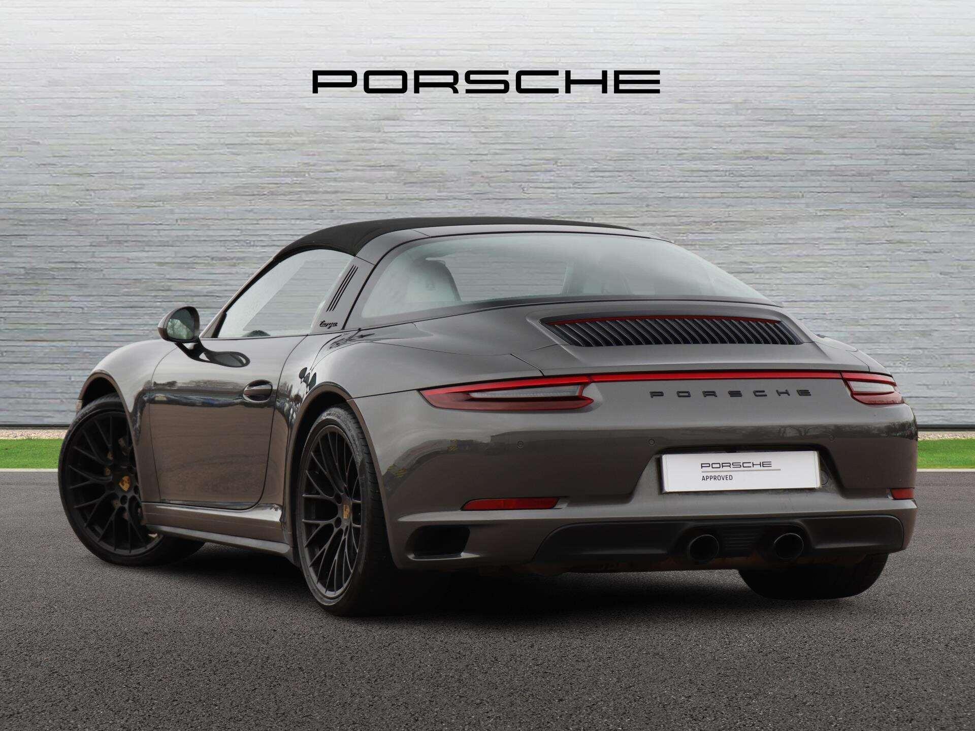 Porsche 911 view 4