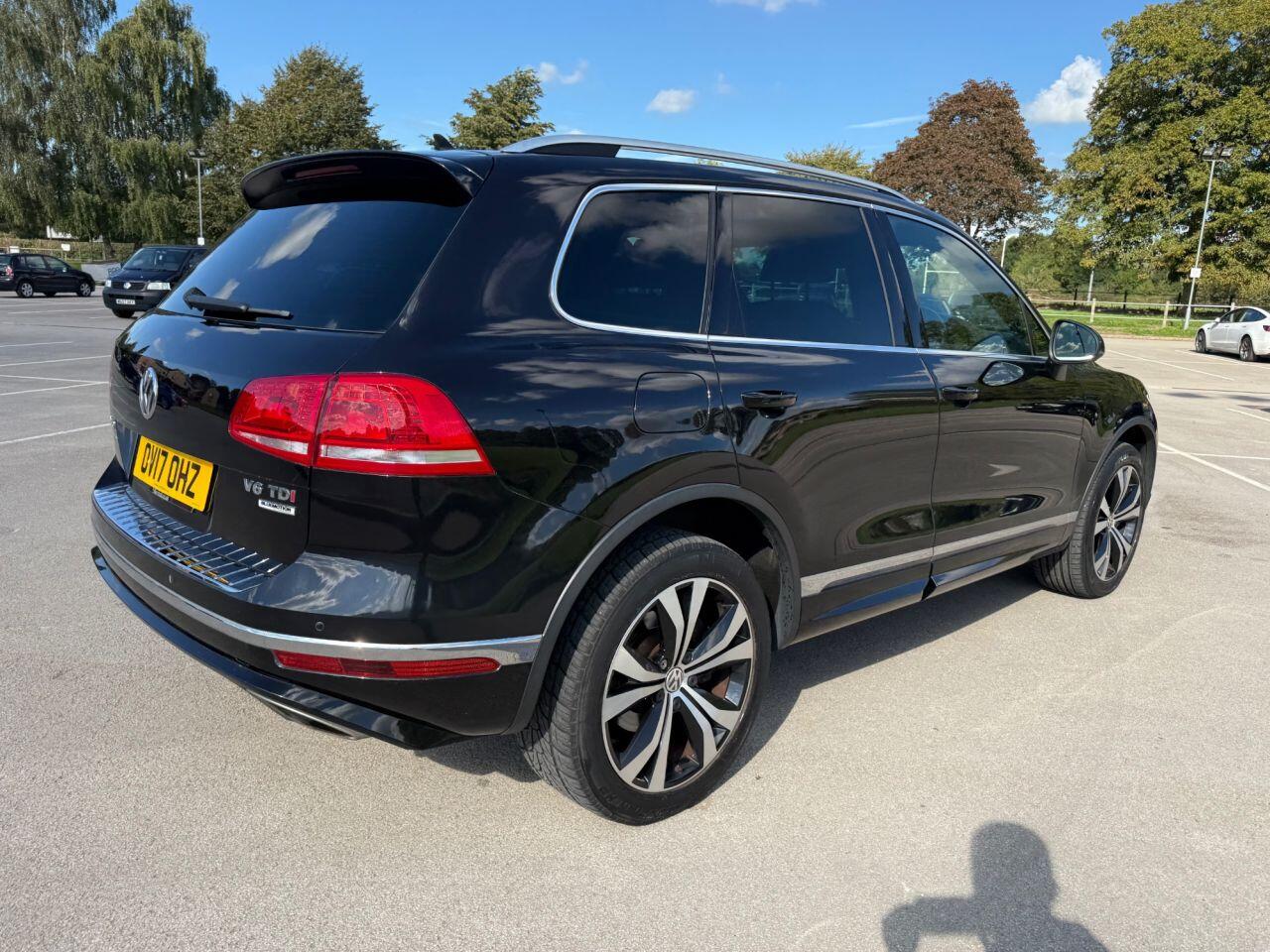 Volkswagen Touareg view 6