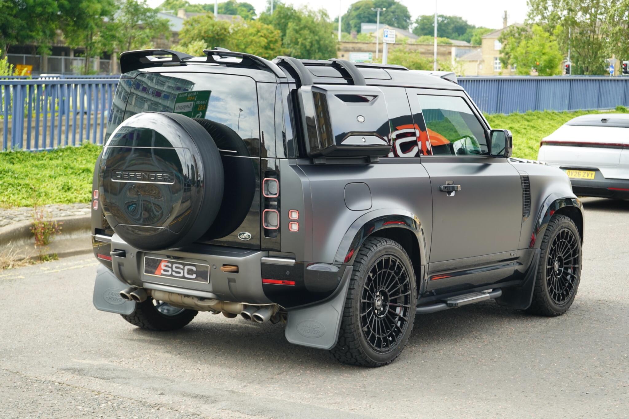 Land Rover Defender 90 view 15