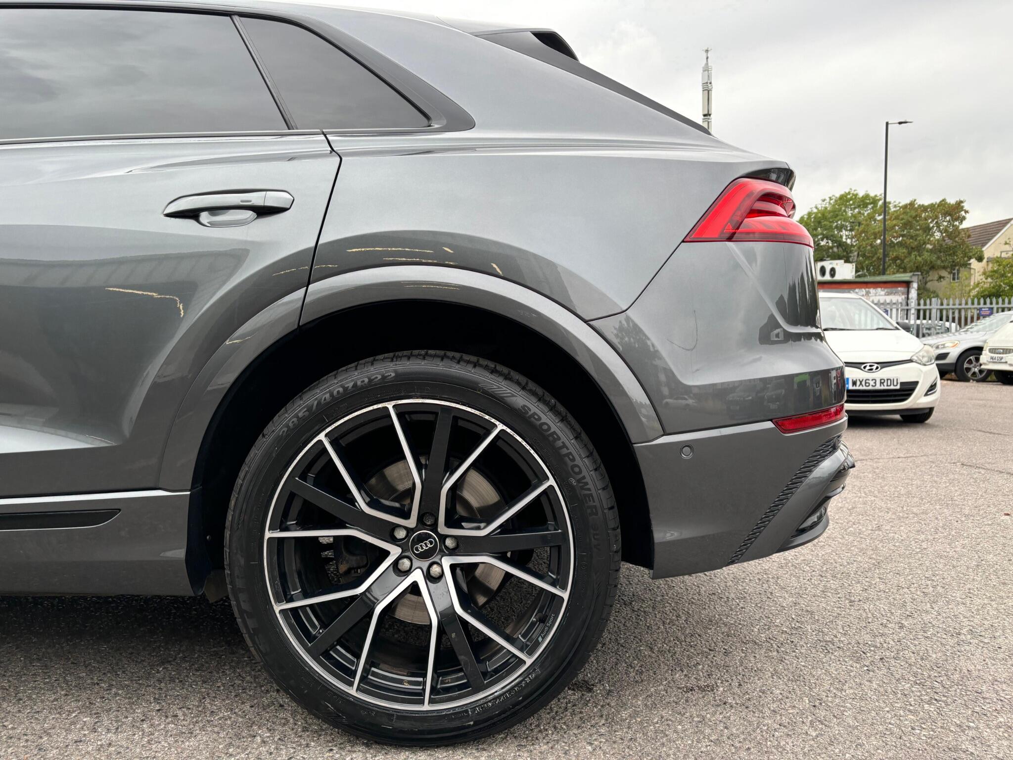 Audi Q8 view 37