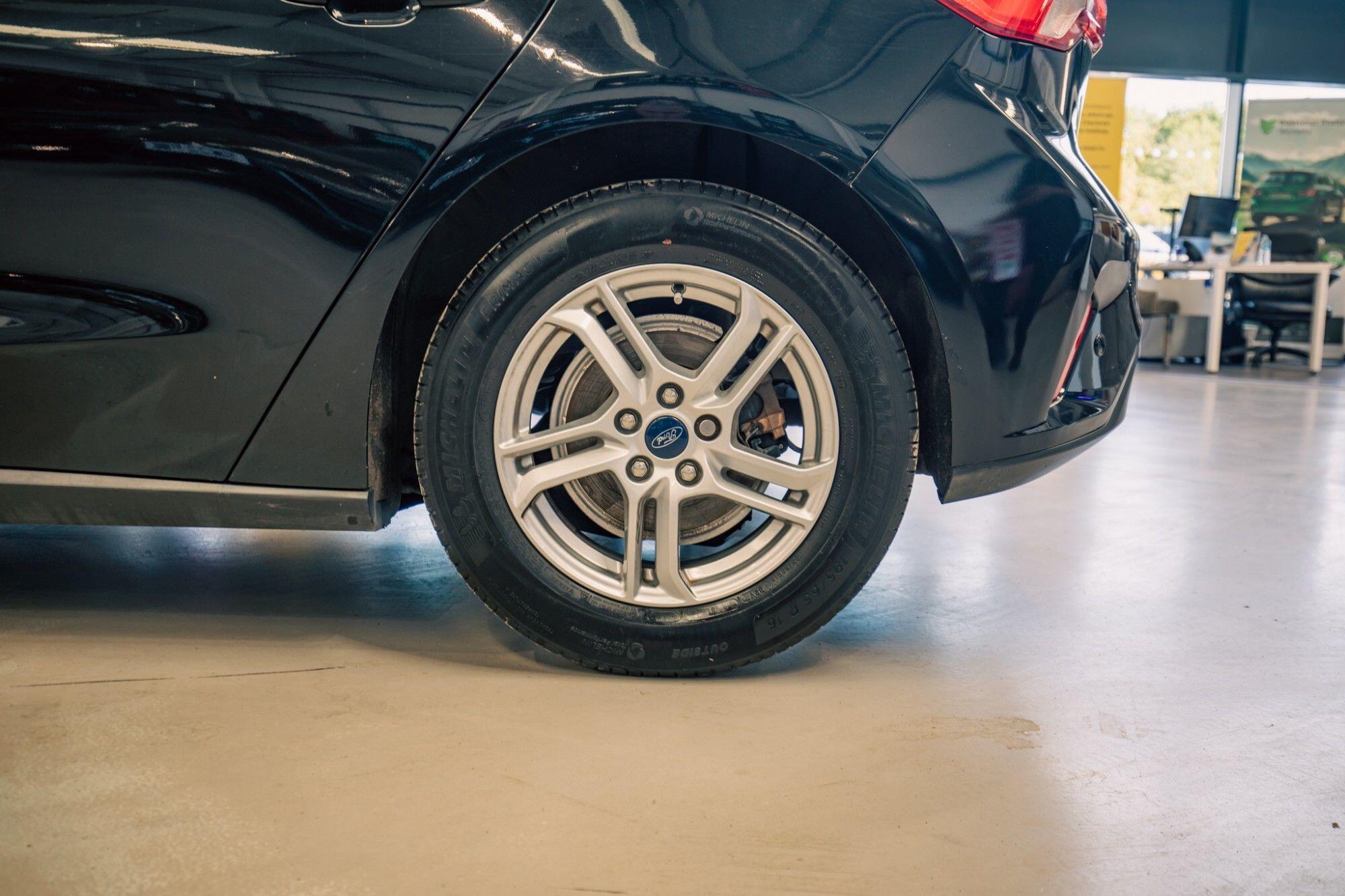 Ford Focus view 6