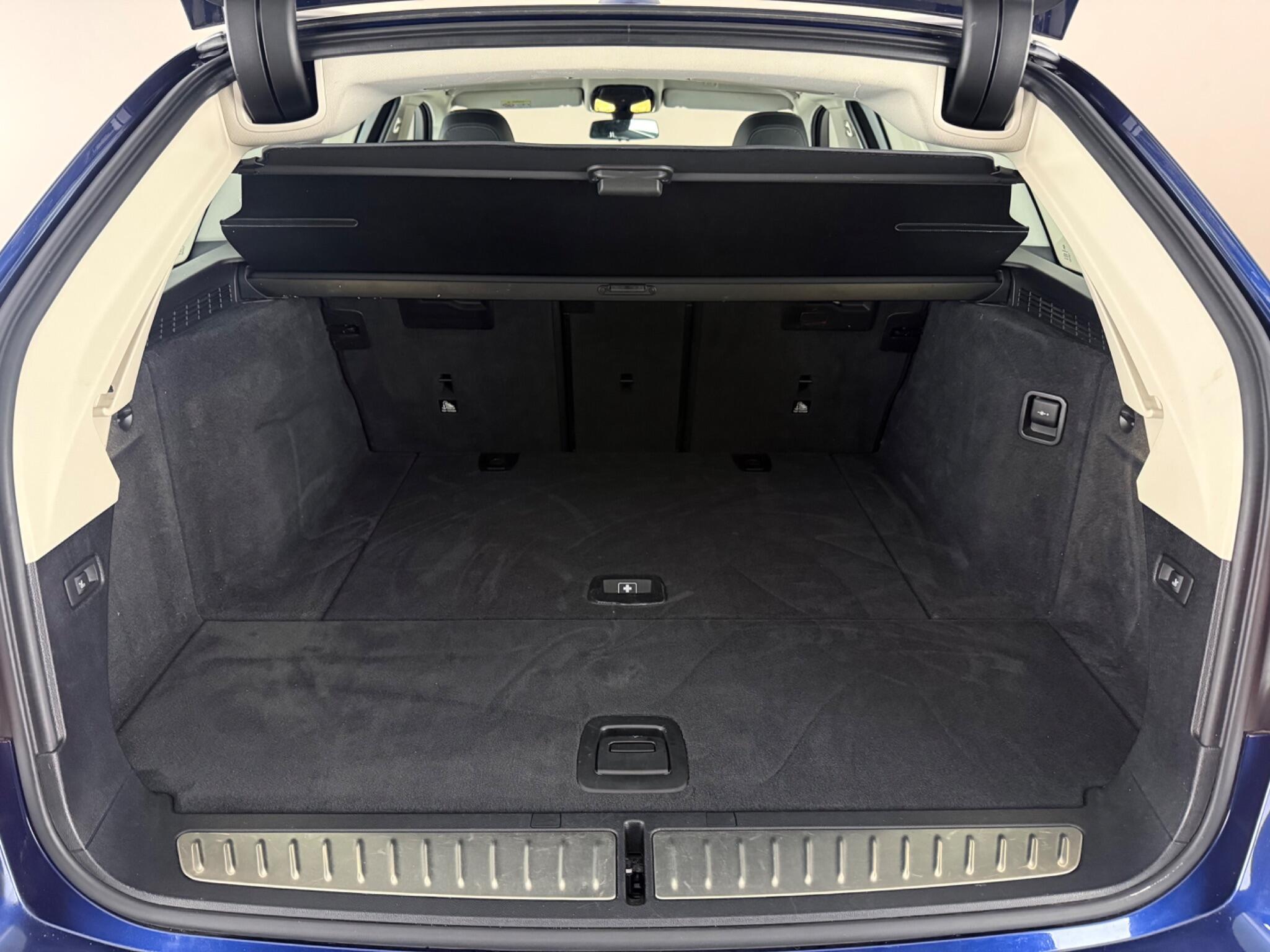 BMW 5 Series view 10