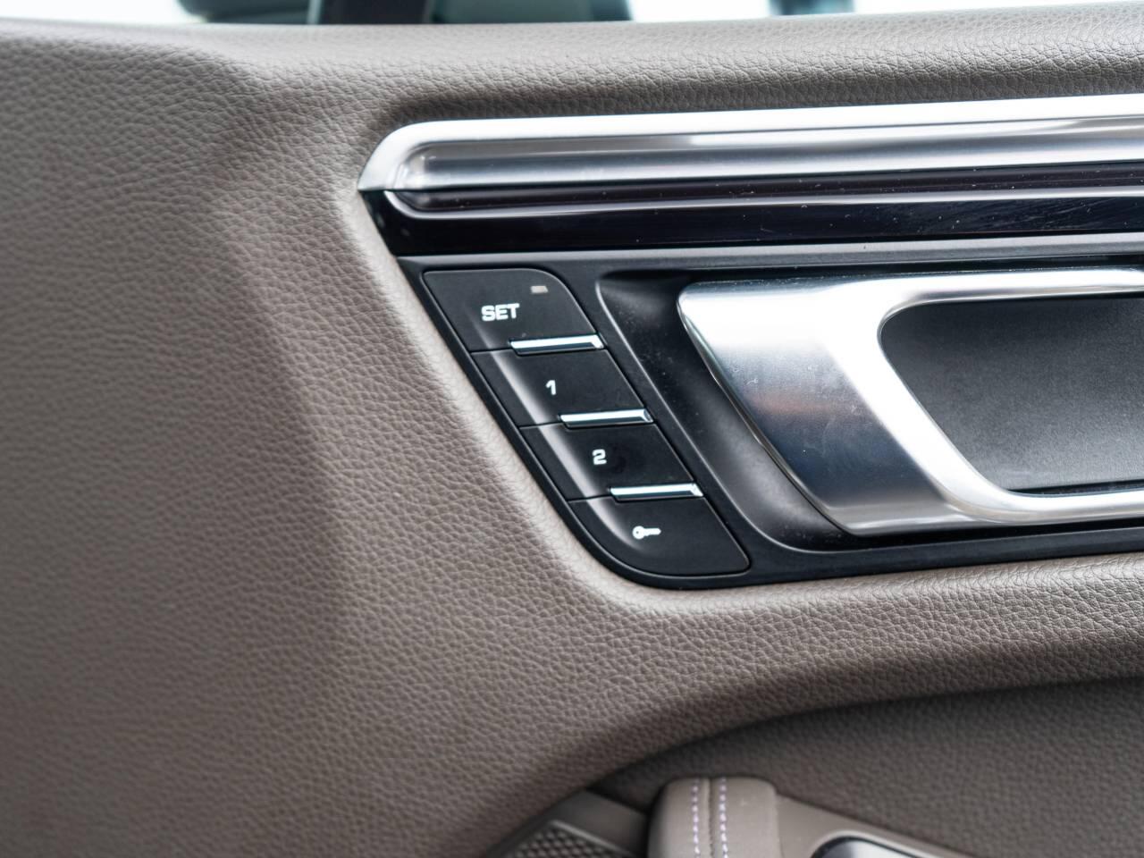 Porsche Macan view 23