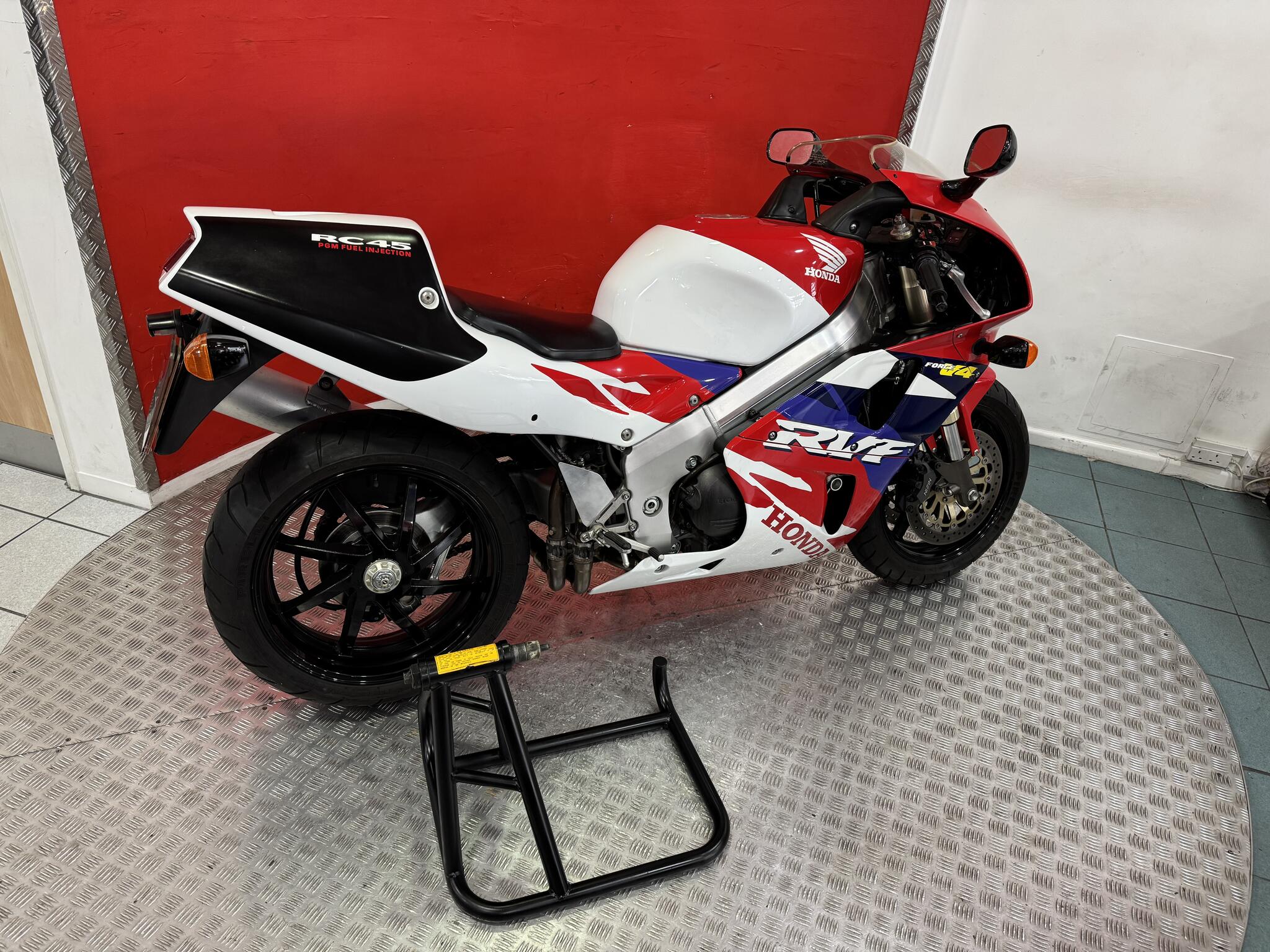 Honda RVF750 view 11