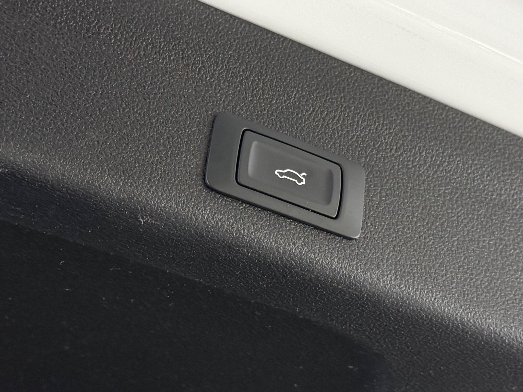 Audi A6 view 12