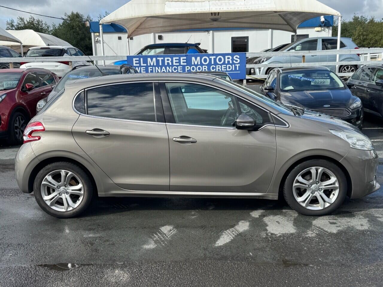 Peugeot 208 view 4