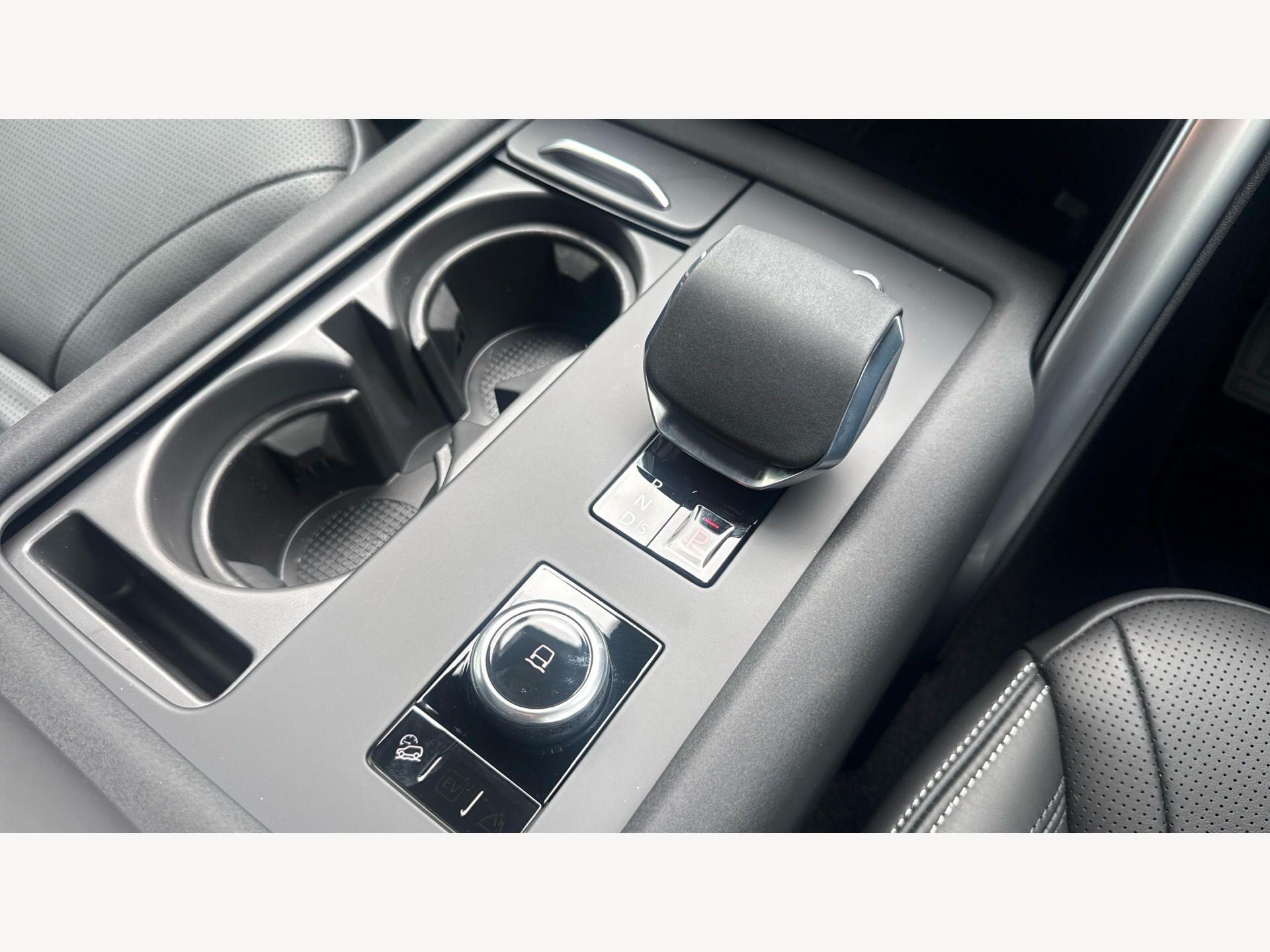 Land Rover Discovery view 16