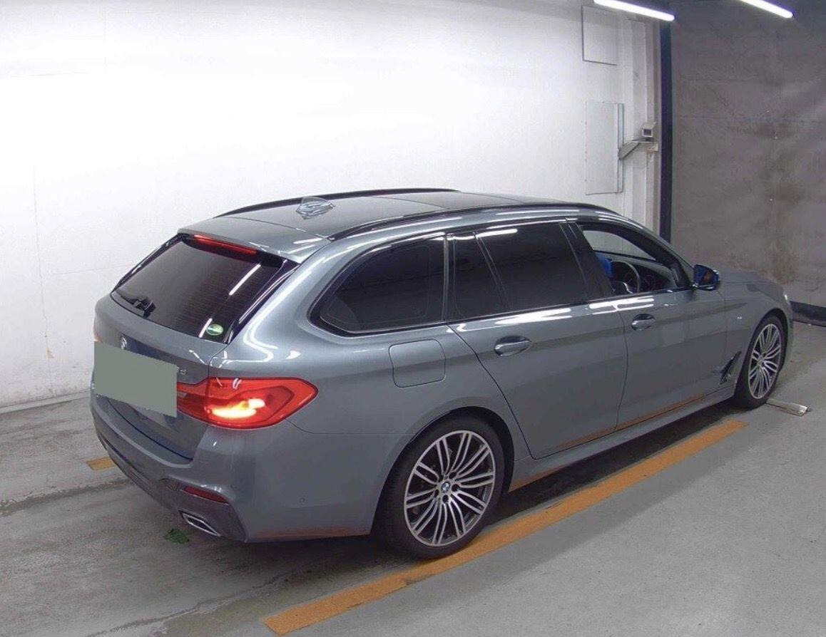 BMW 5 Series view 4