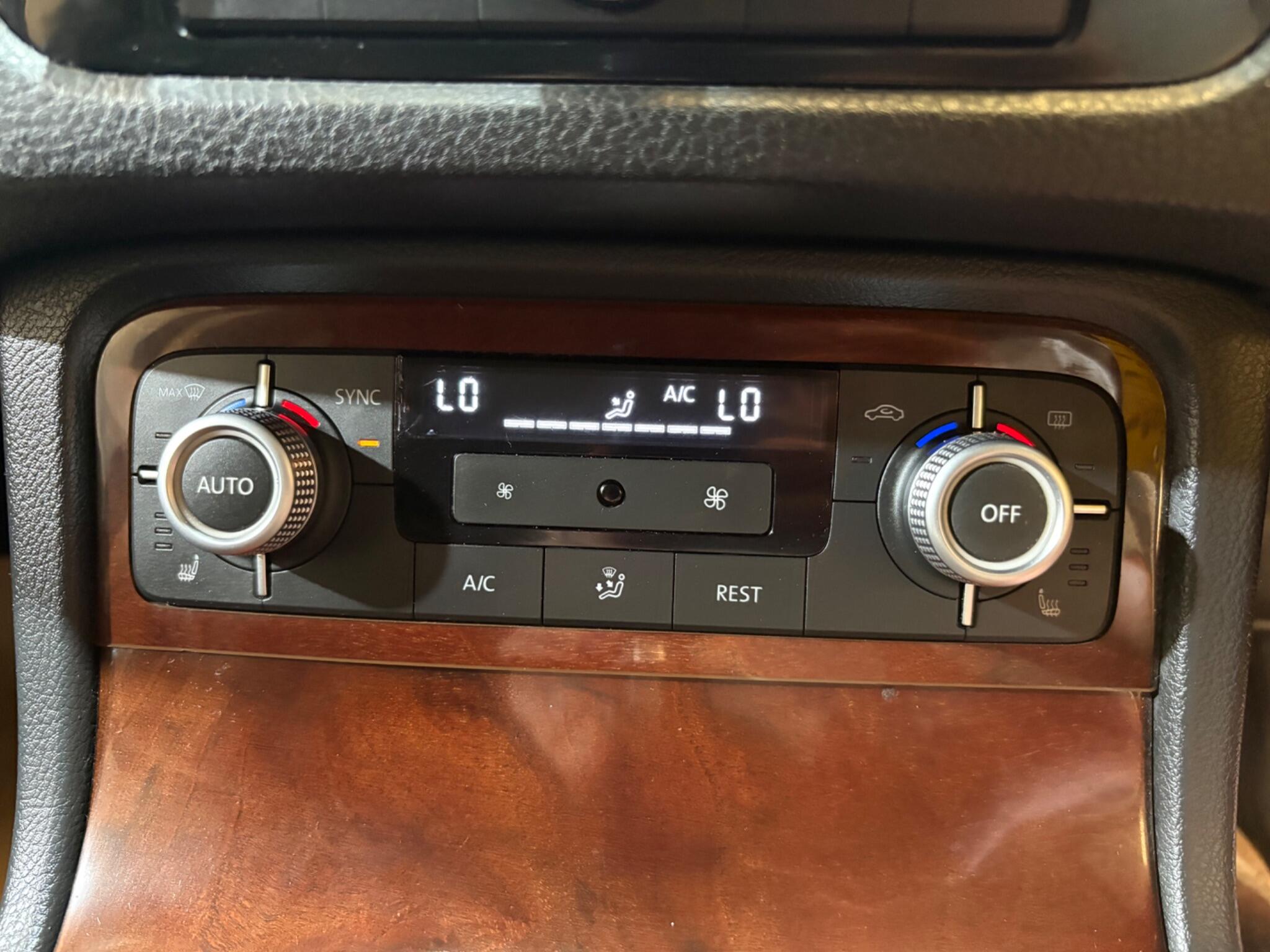 Volkswagen Touareg view 21