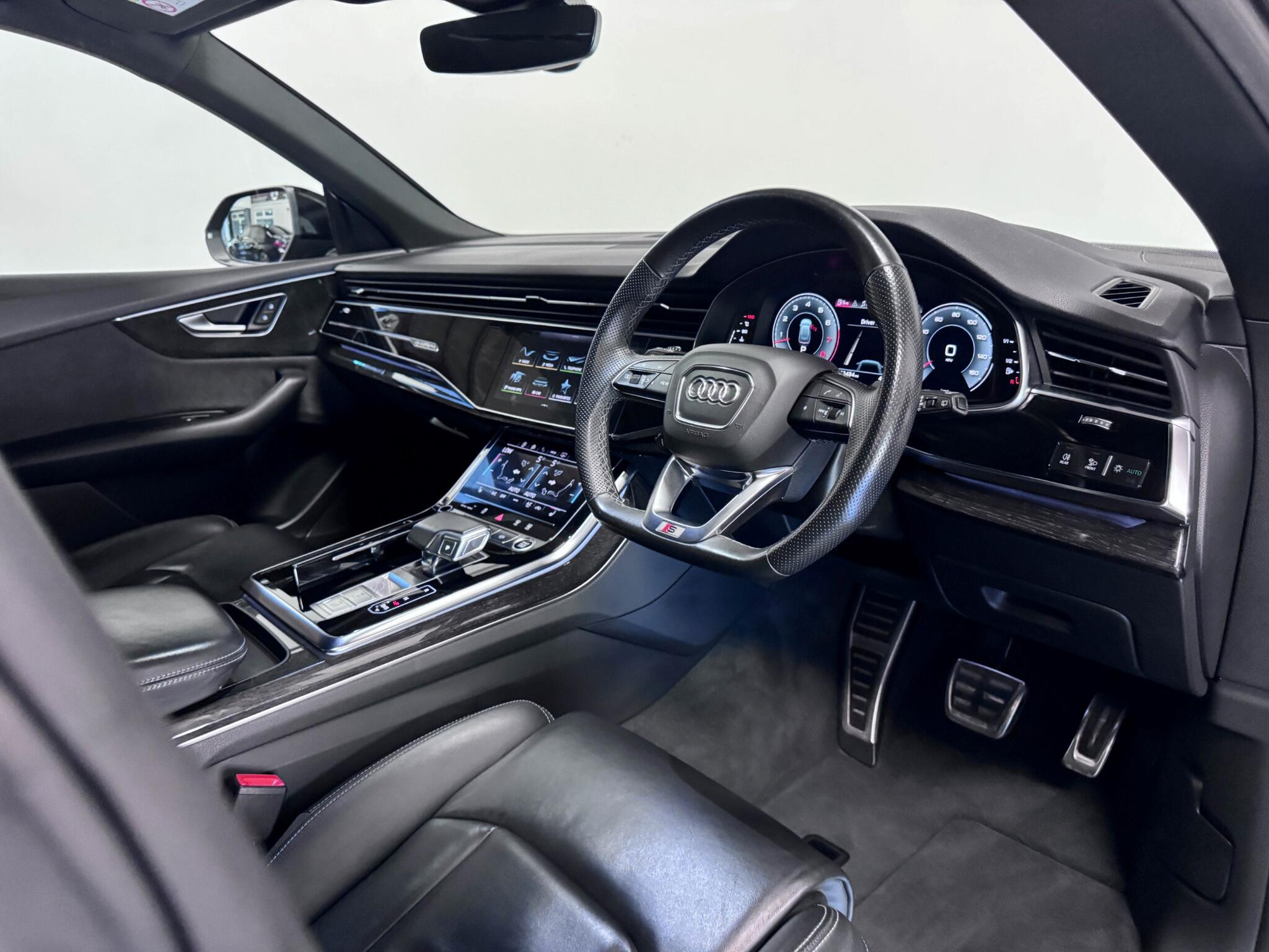 Audi Q8 view 37