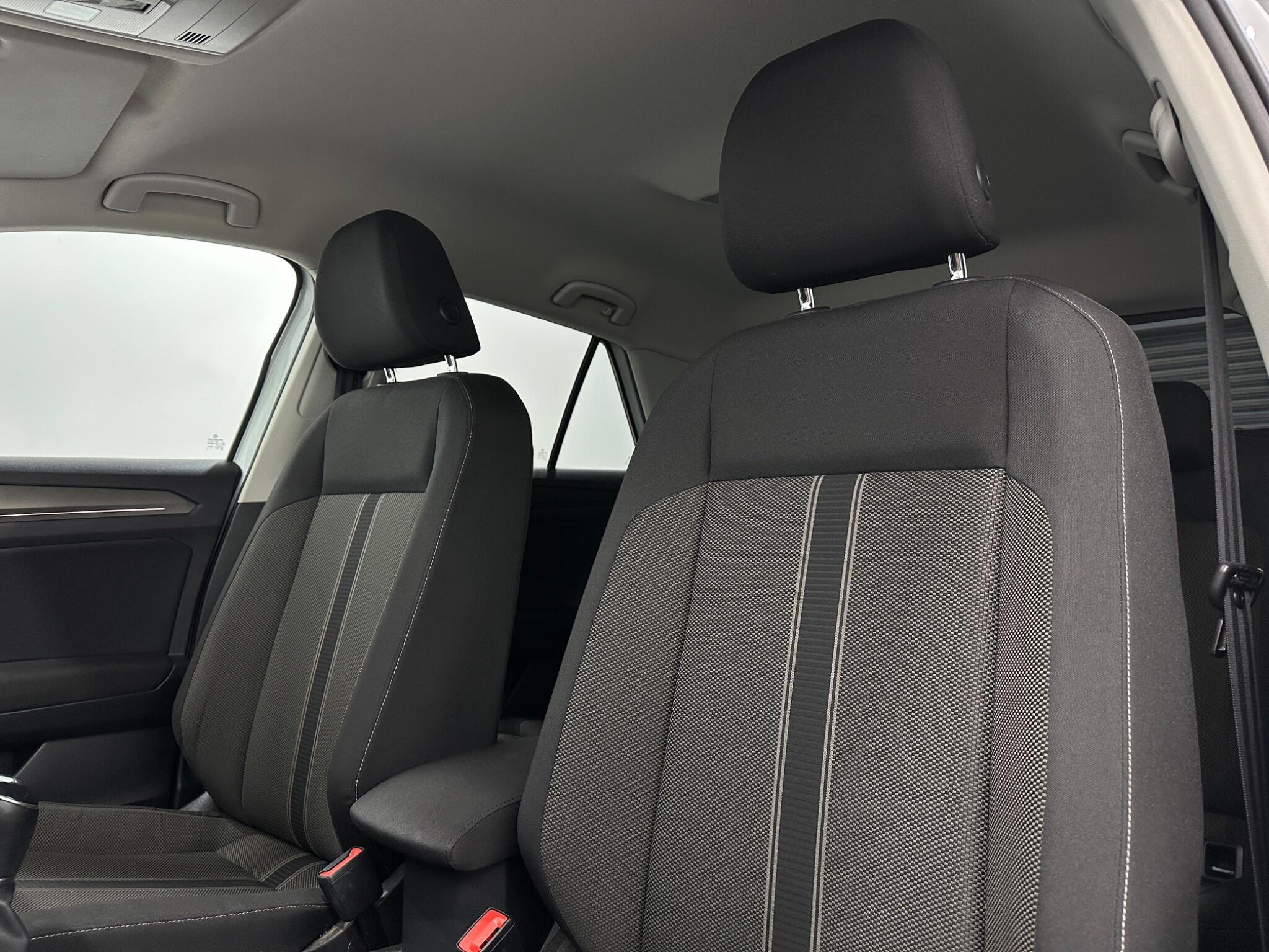 Volkswagen T-Roc view 35