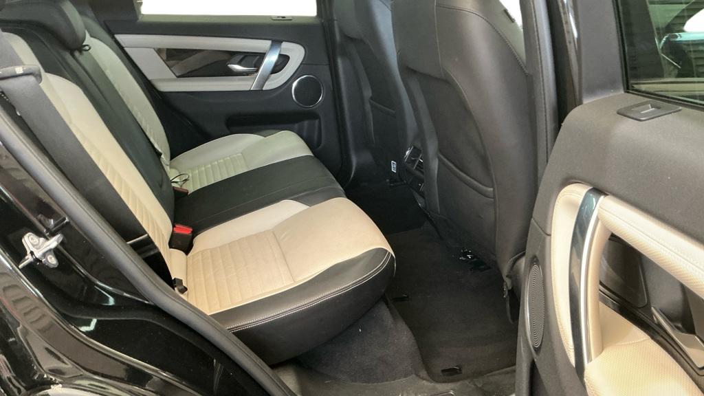 Land Rover Discovery Sport view 4