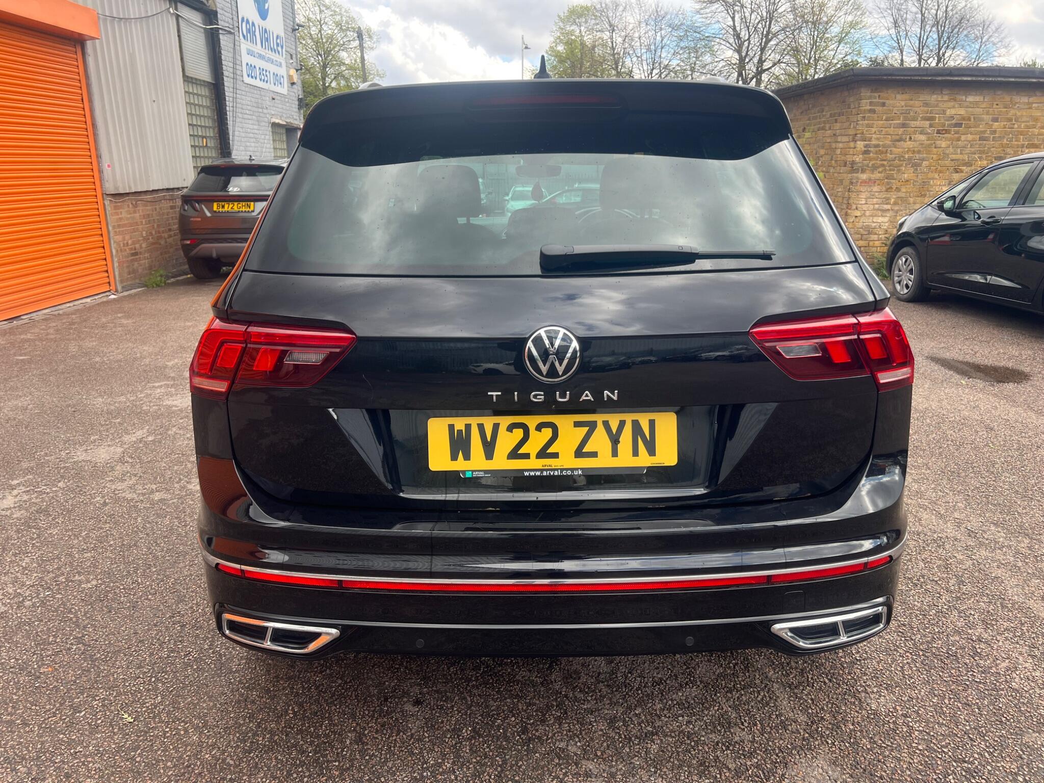 Volkswagen Tiguan view 4