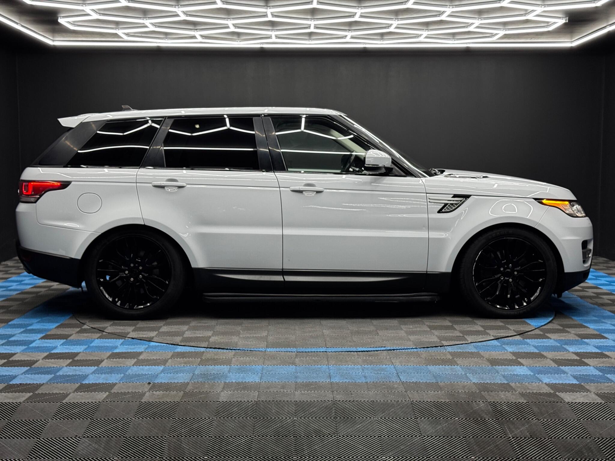 Land Rover Range Rover Sport view 4