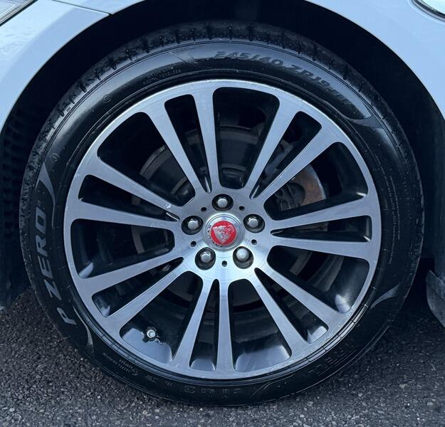 Jaguar XF view 26