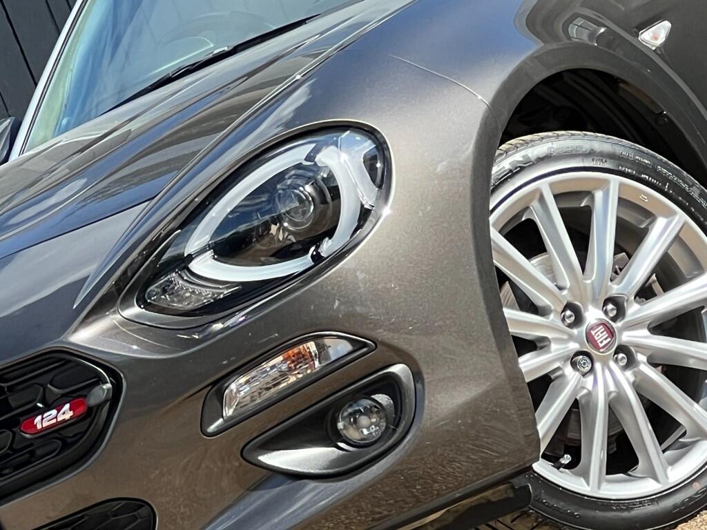 Fiat 124 Spider view 2