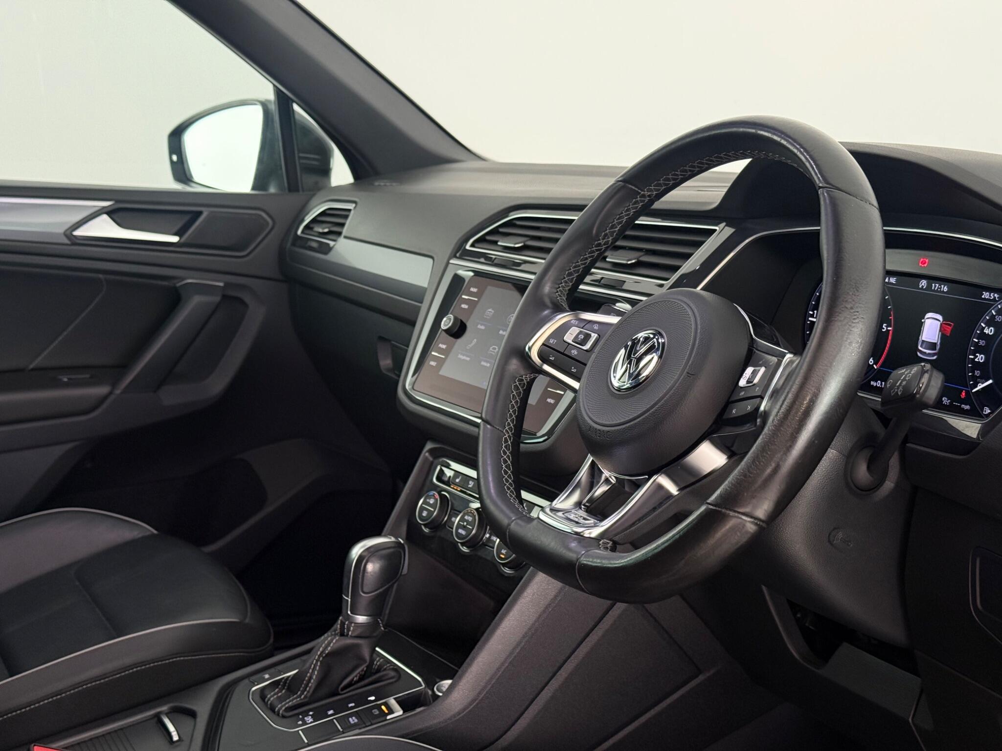 Volkswagen Tiguan view 3