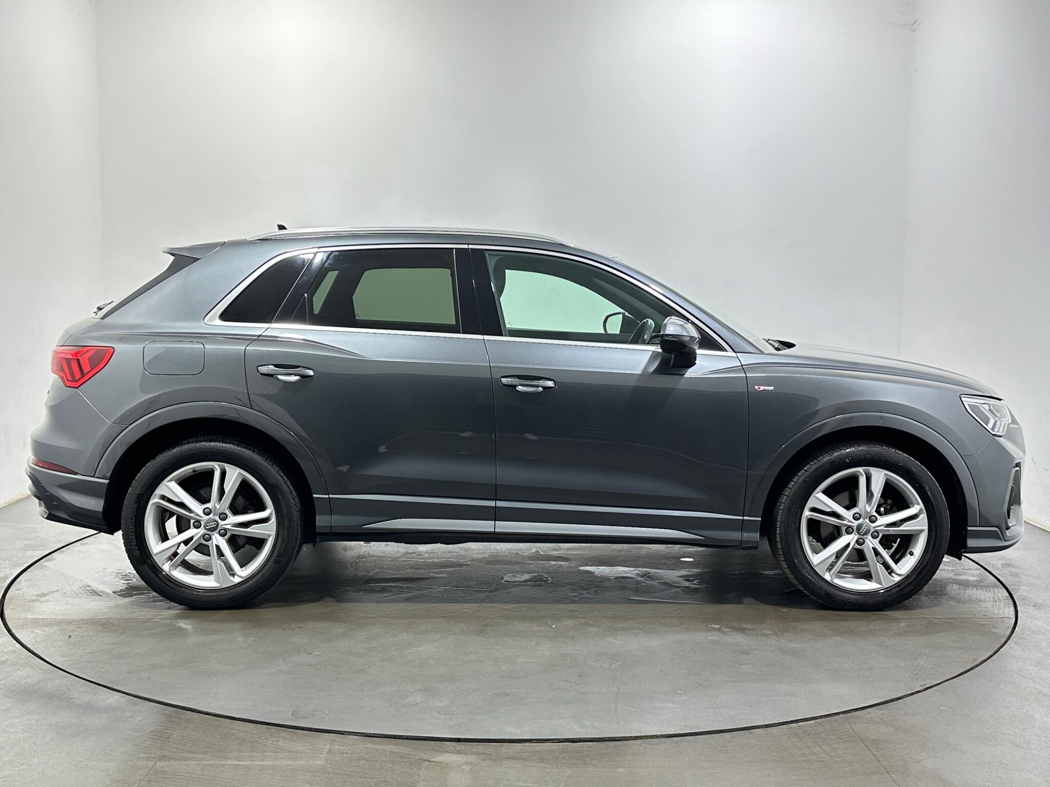 Audi Q3 view 9