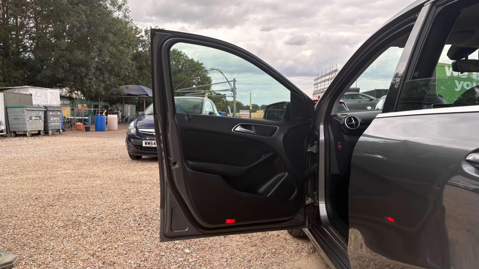 Mercedes-Benz B-Class view 28