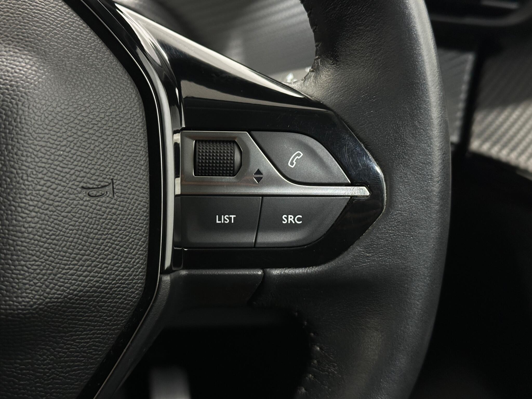 Peugeot 208 view 16