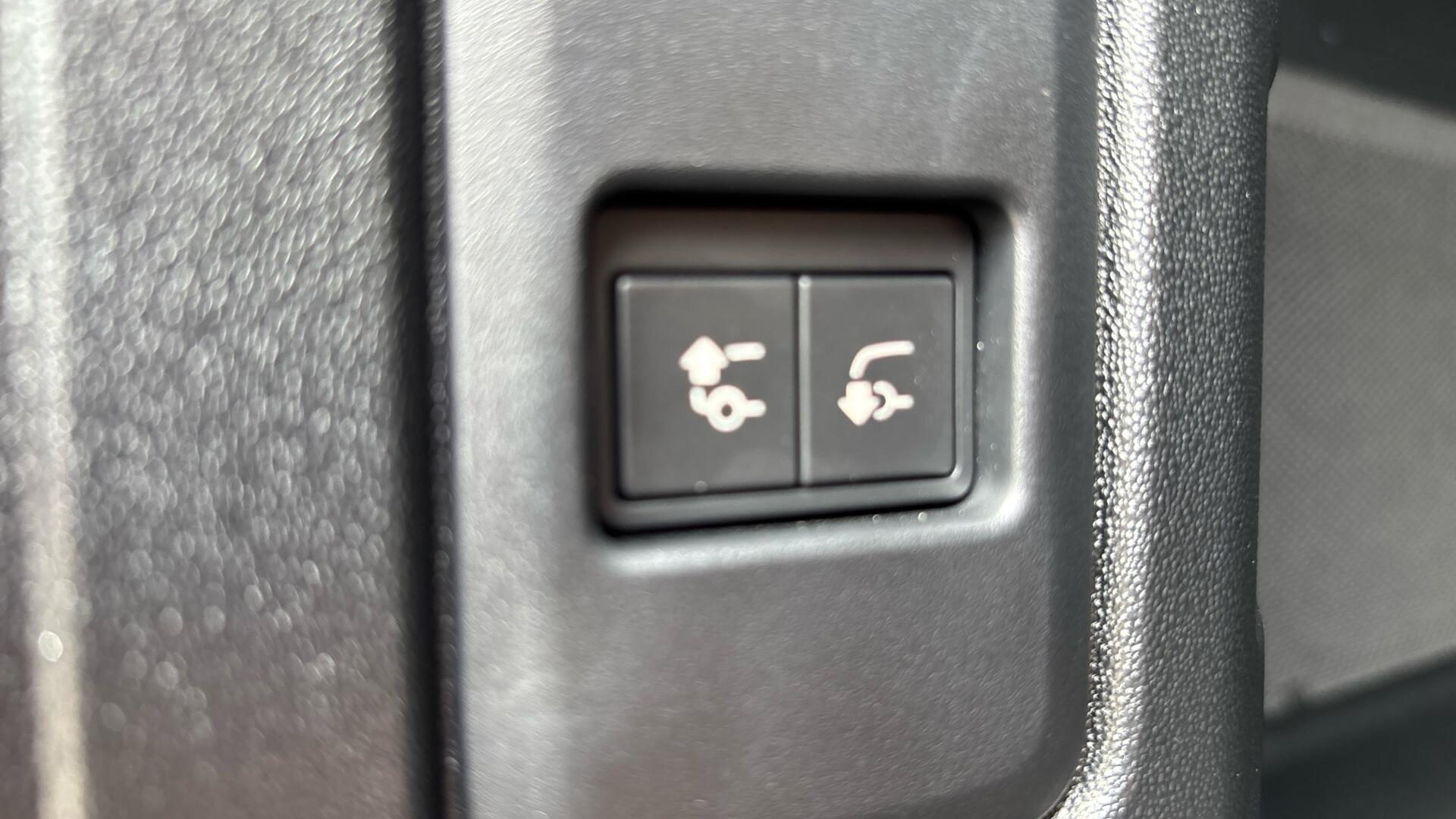 Land Rover Defender view 29
