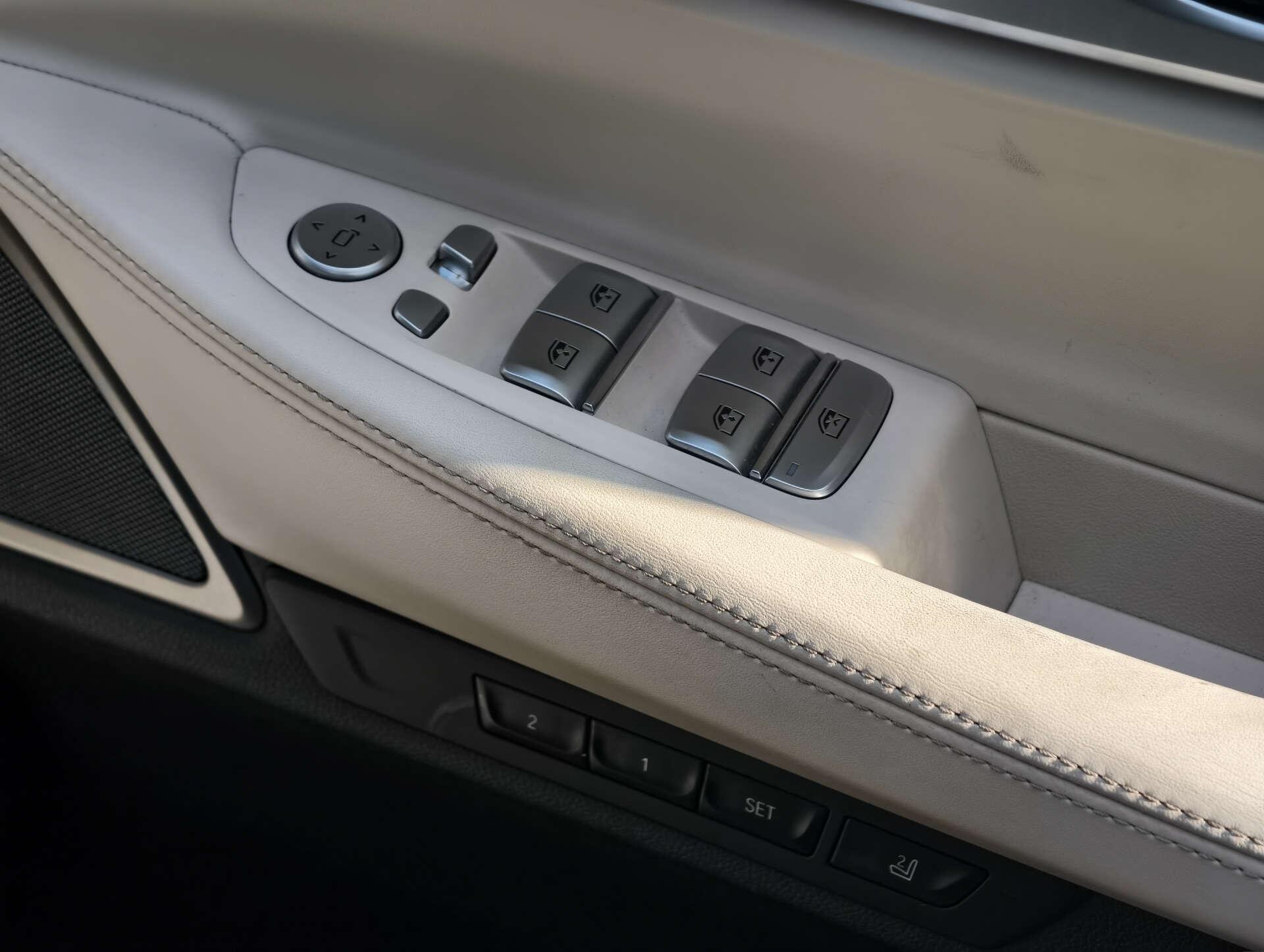 BMW 7 Series view 25