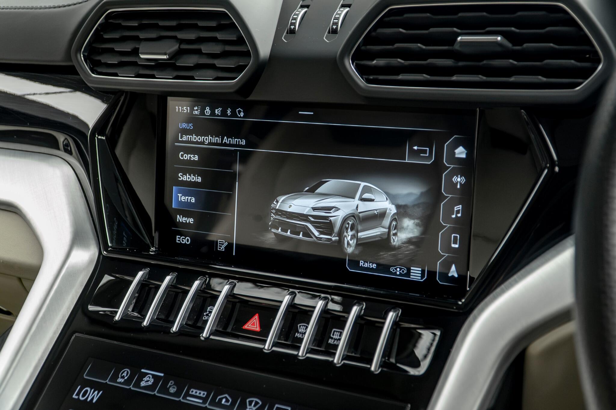 Lamborghini Urus view 39
