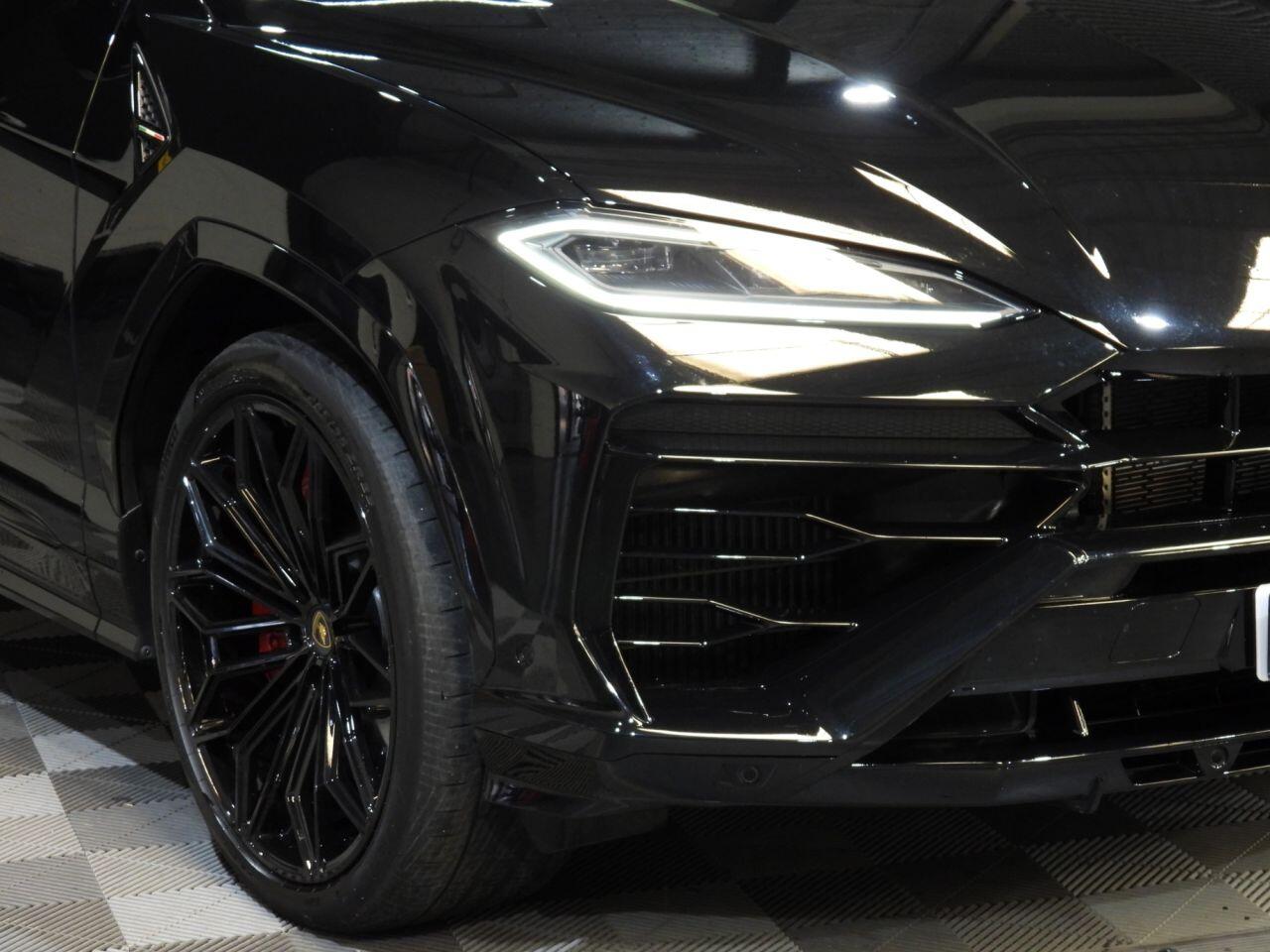 Lamborghini Urus view 2