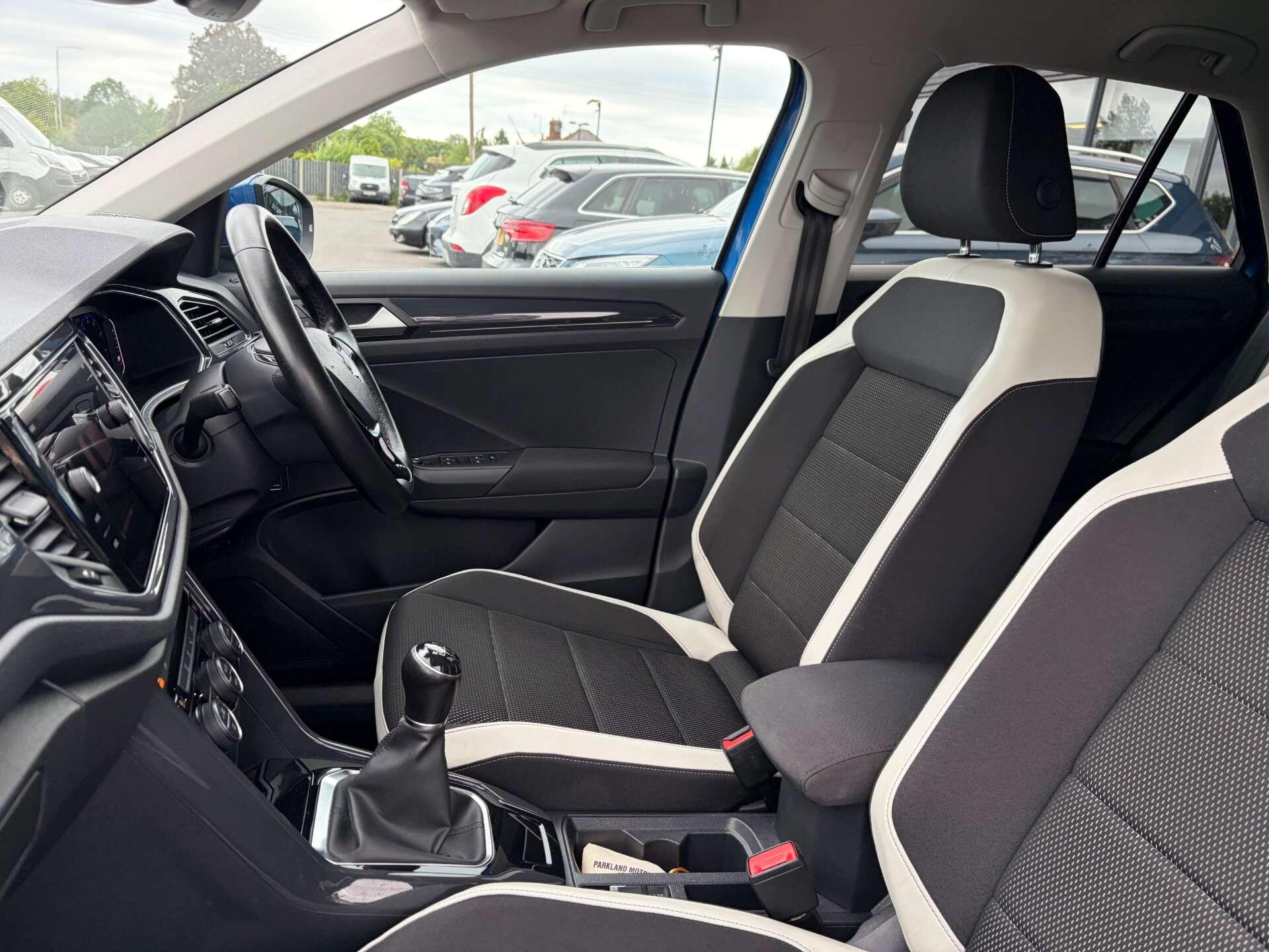 Volkswagen T-Roc view 18