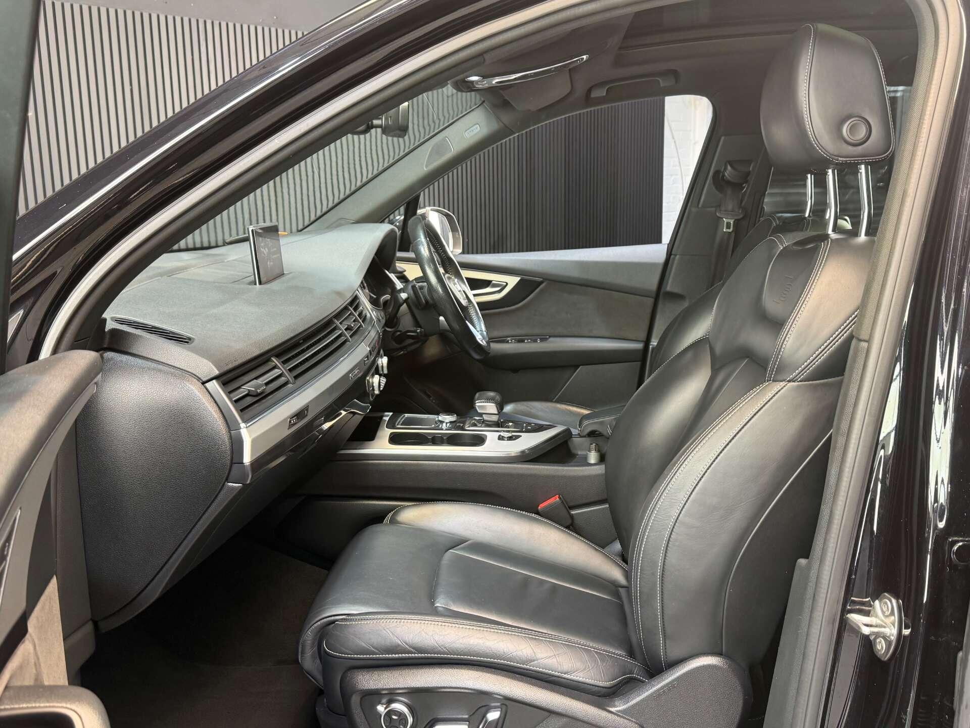 Audi Q7 view 24