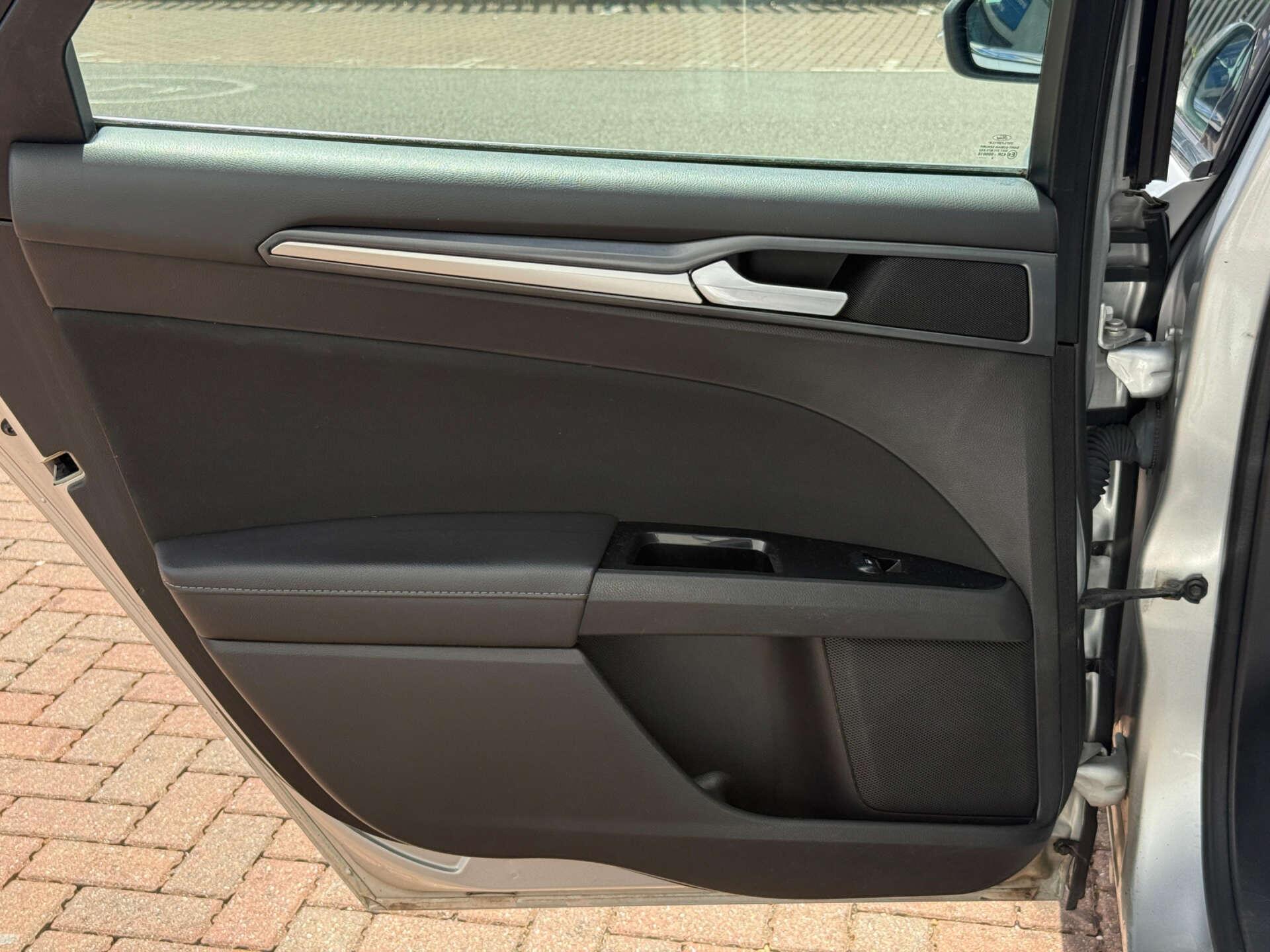 Ford Mondeo view 27