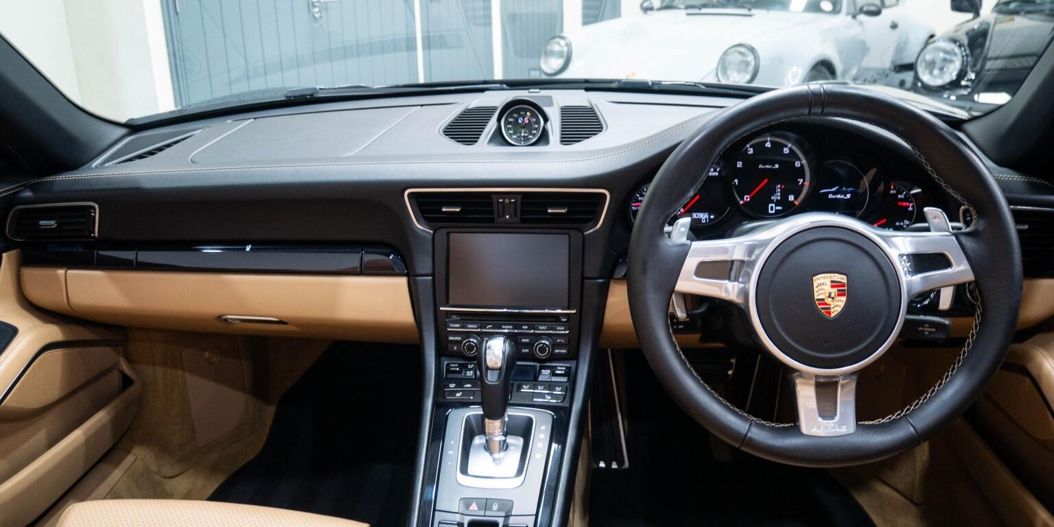 Porsche 911 view 34