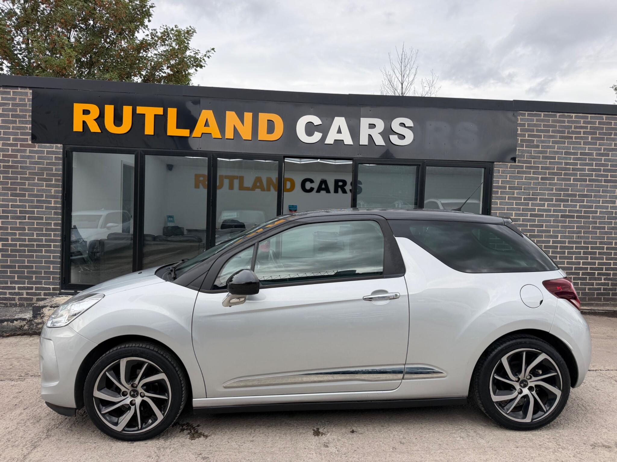 DS Automobiles DS 3 view 7