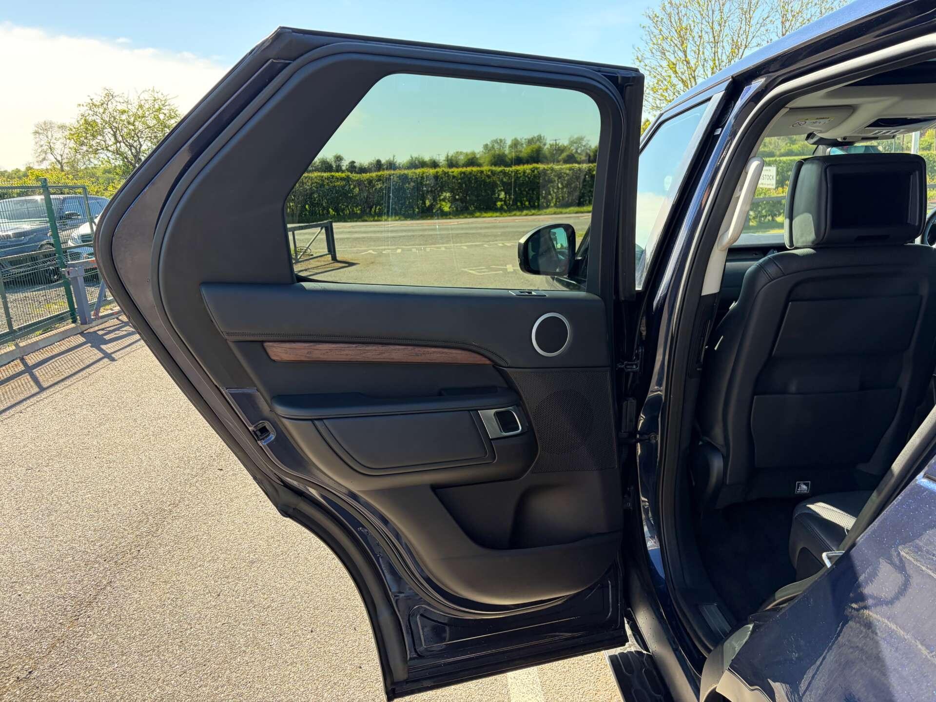 Land Rover Discovery 3 view 20