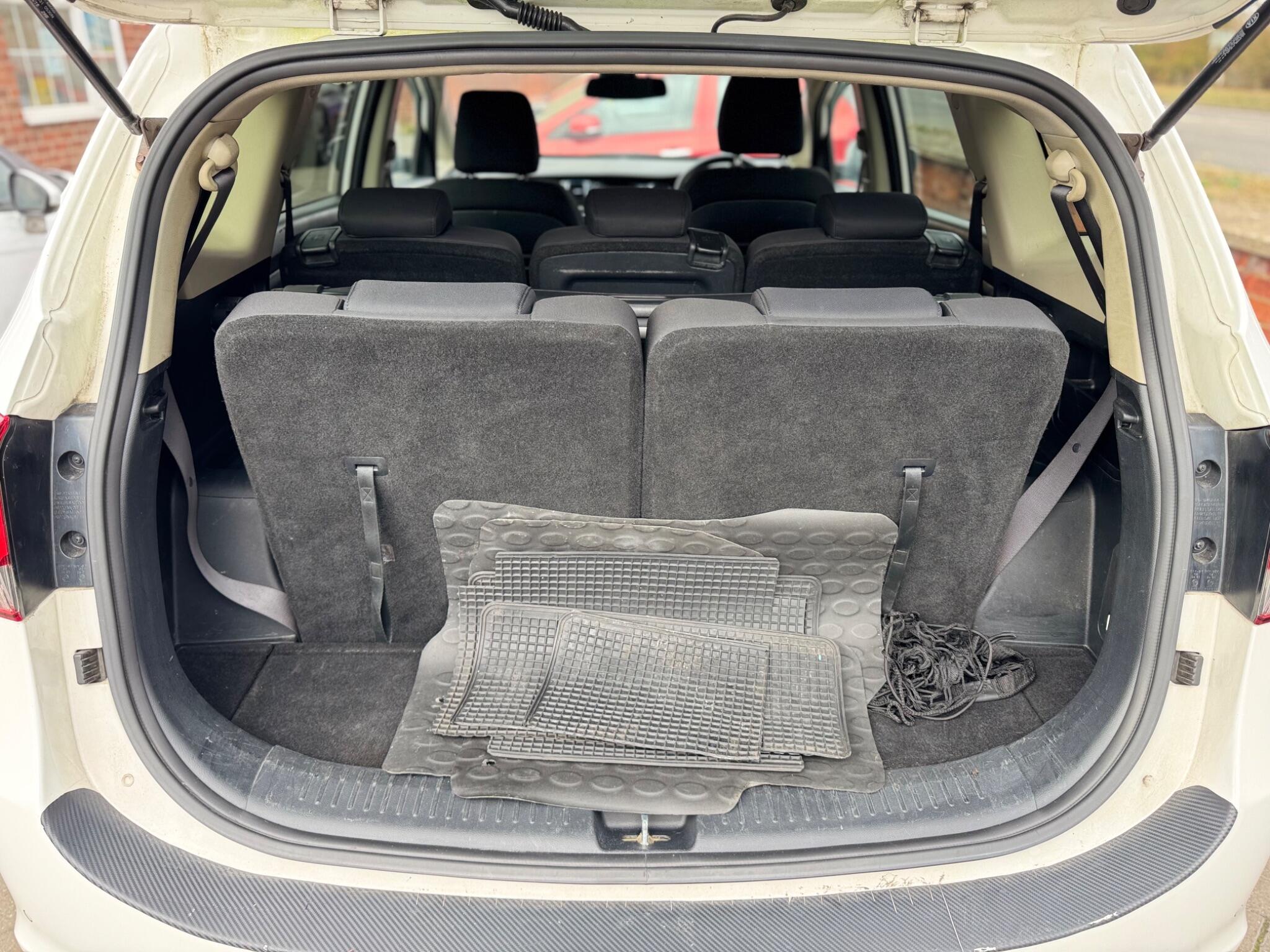 Kia Carens view 26