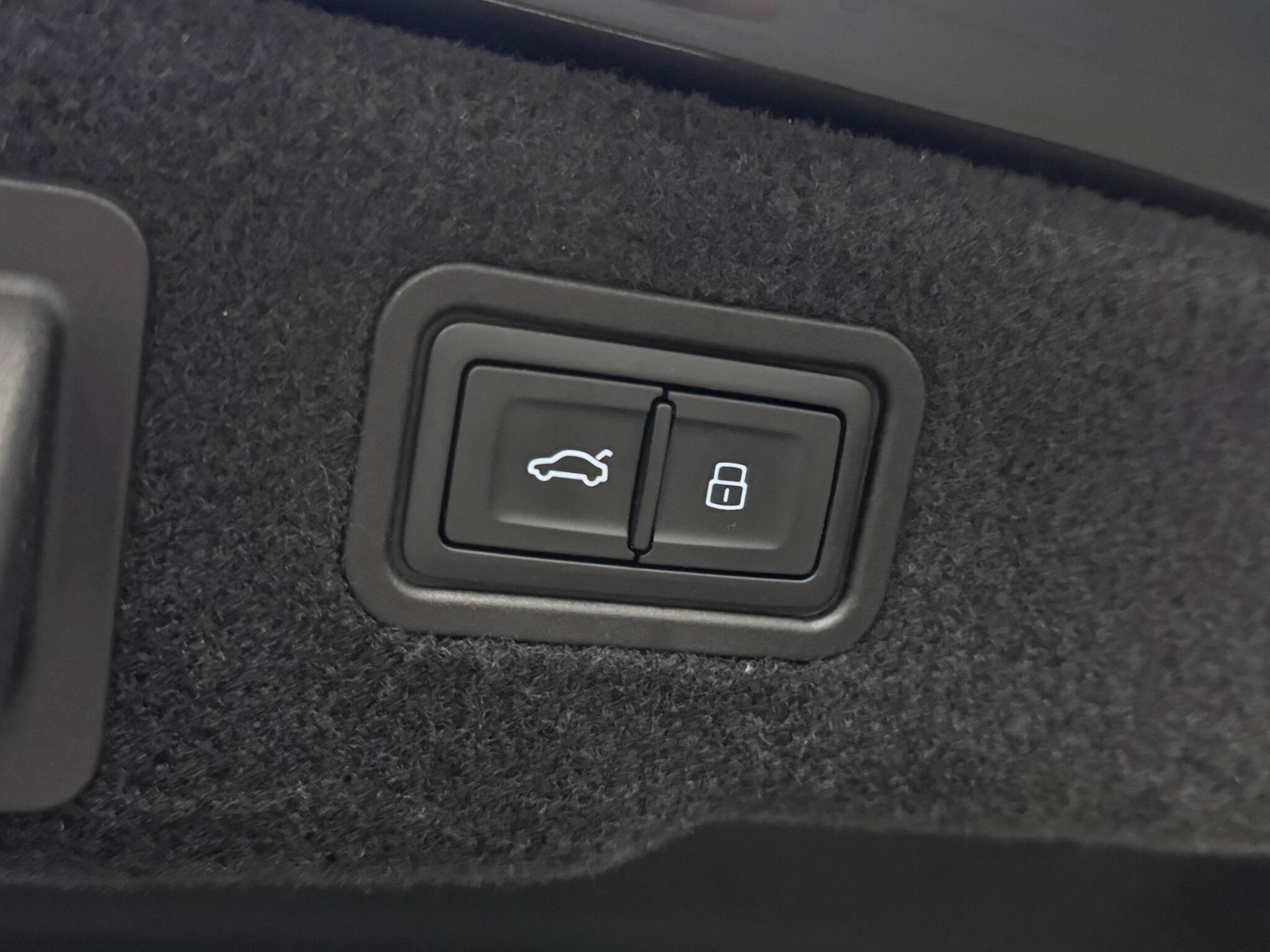 Audi A8 view 9
