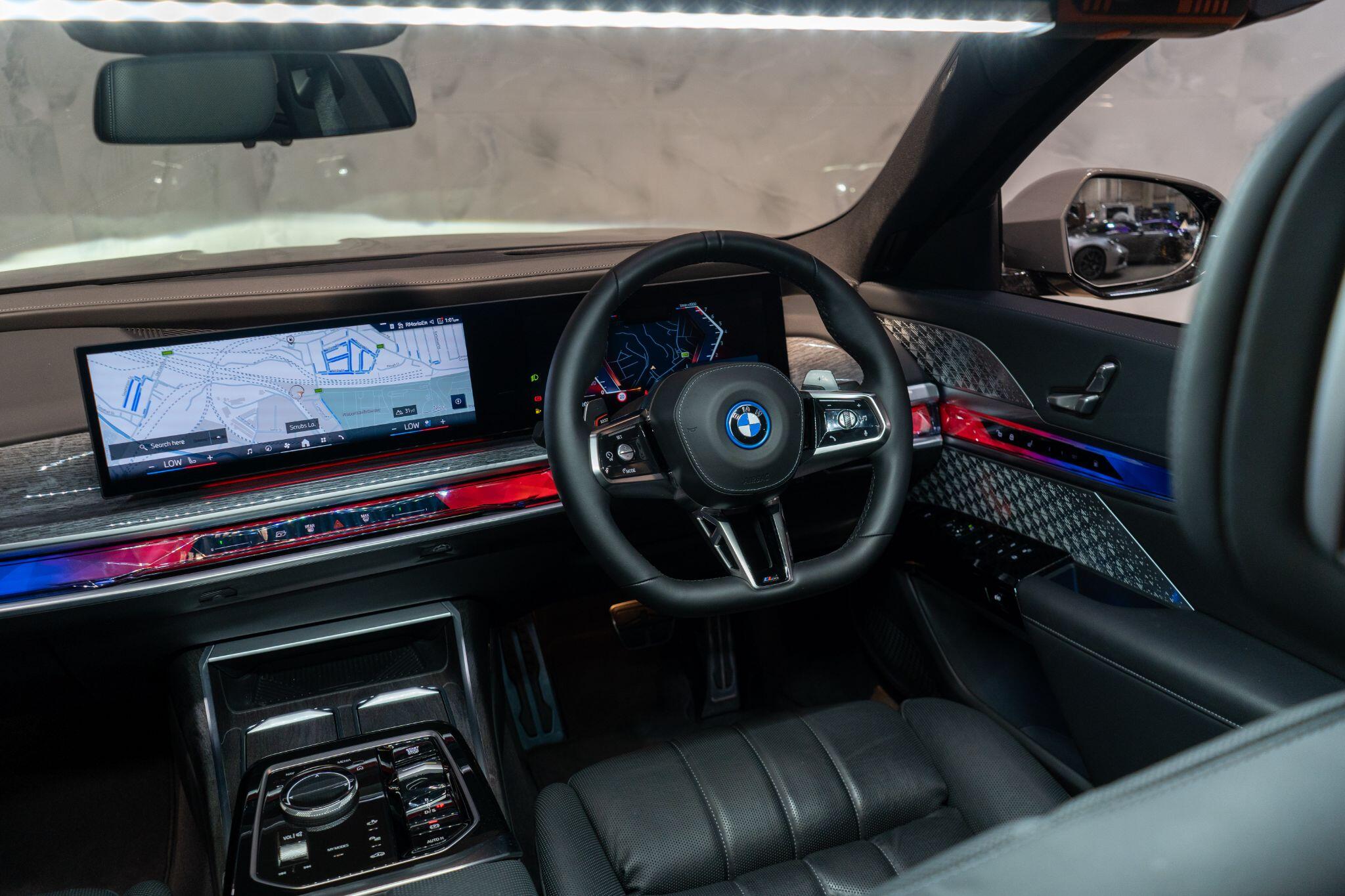 BMW 7 Series view 12
